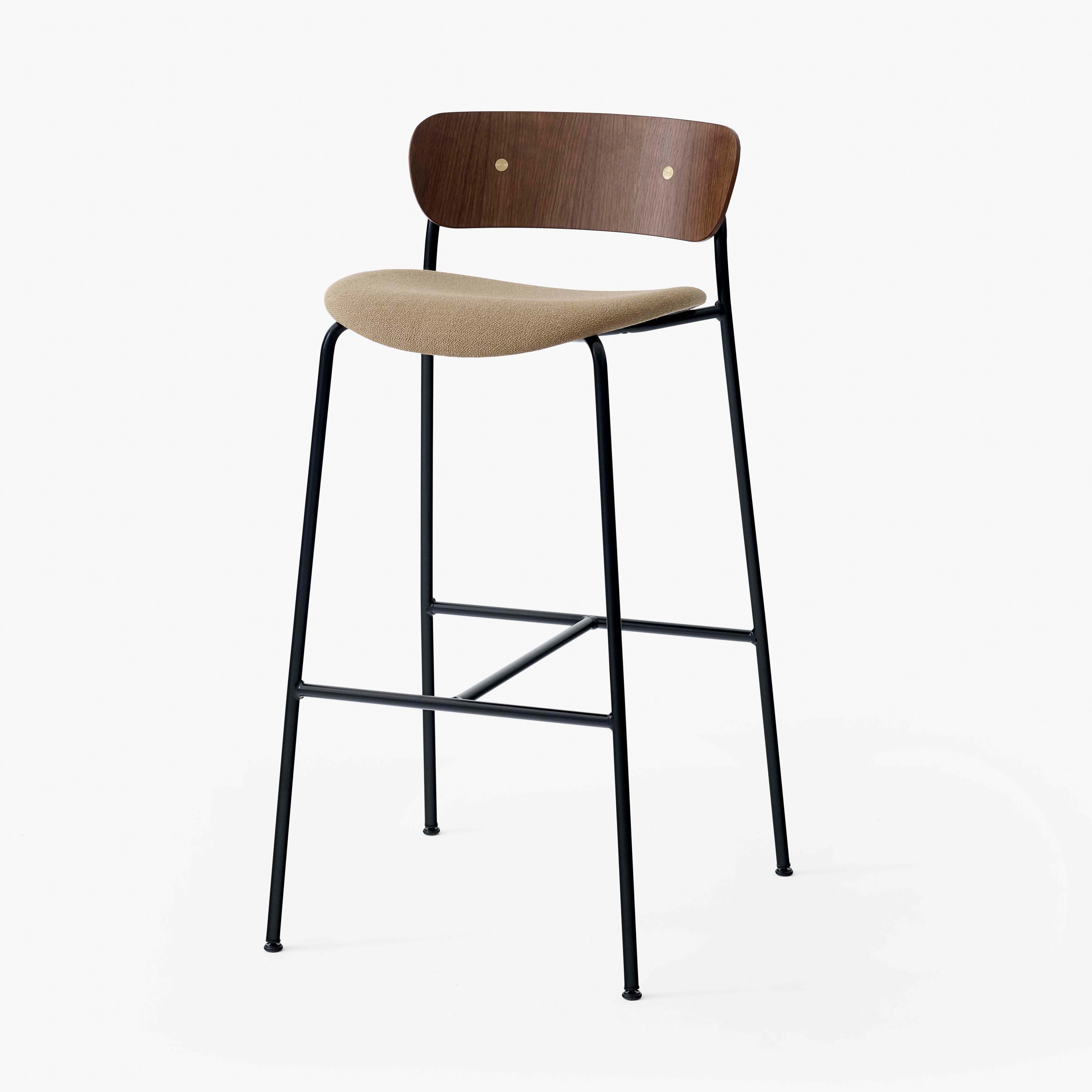 Display product Pavilion AV10 Lacquered Walnut w. Vidar 333, Black base & brass fittings from manufacturer &TRADITION