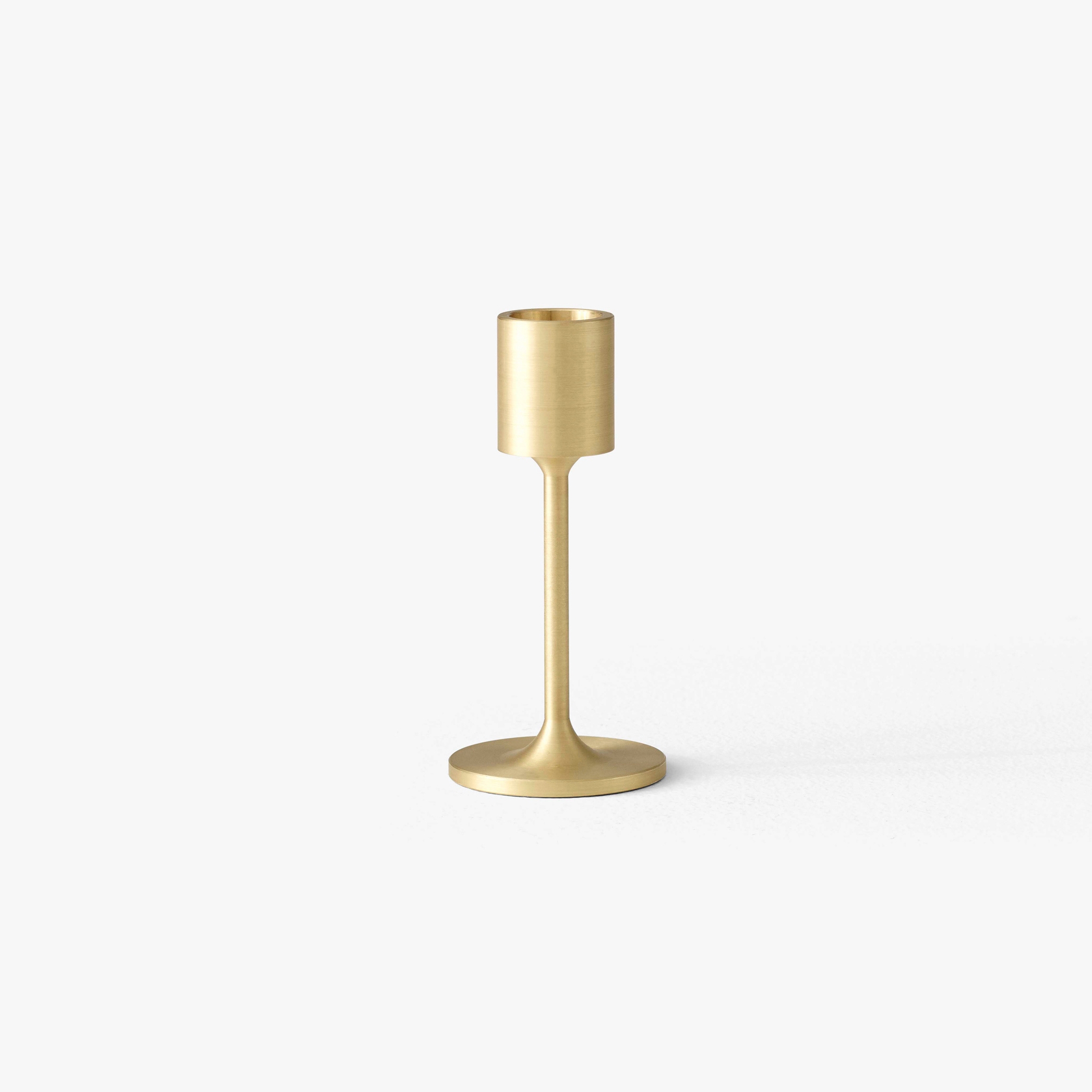 Mostrar el producto &Tradition Collect | Candleholder SC57 Brushed Brass del fabricante &TRADITION