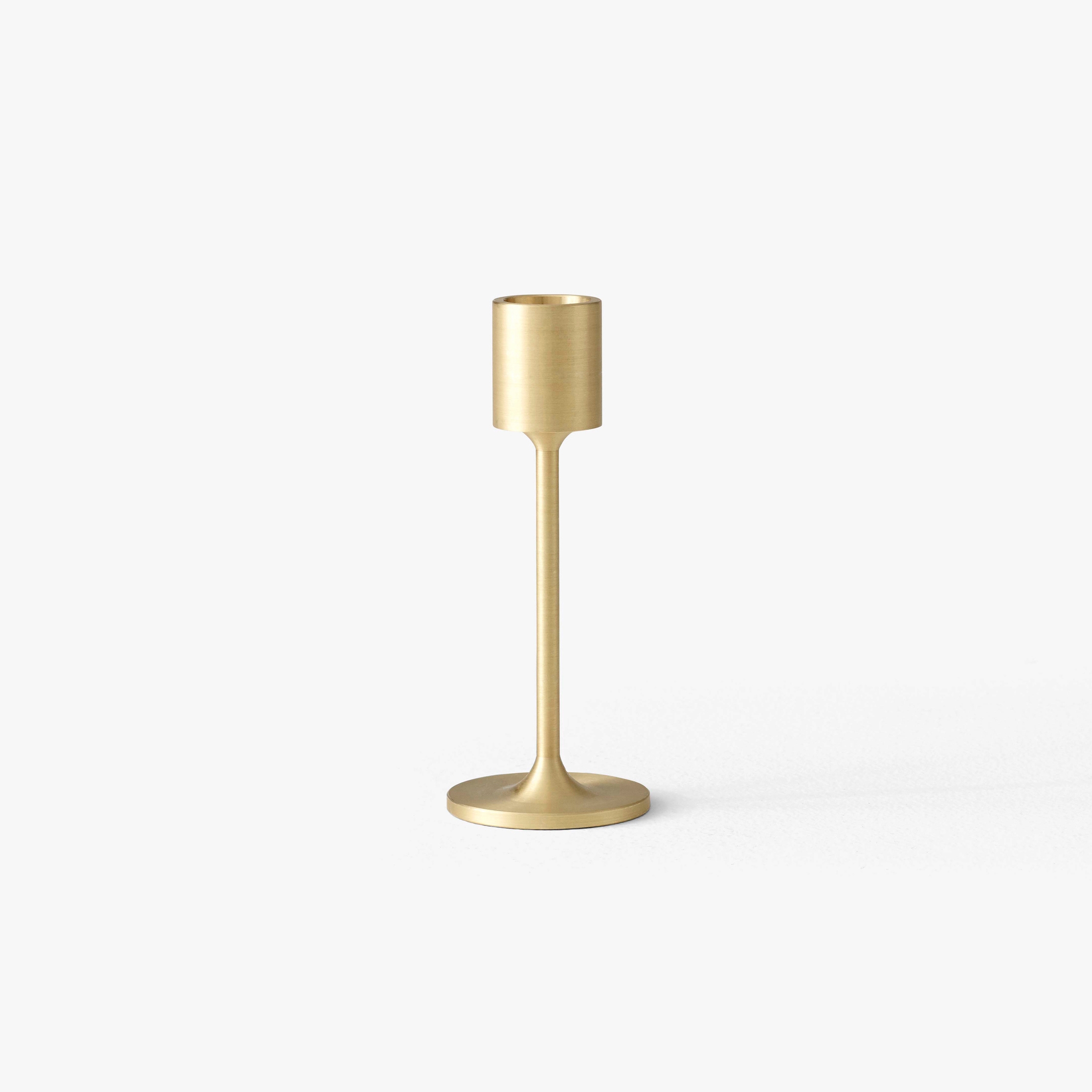 Mostrar el producto &Tradition Collect | Candleholder SC58 Brushed Brass del fabricante &TRADITION