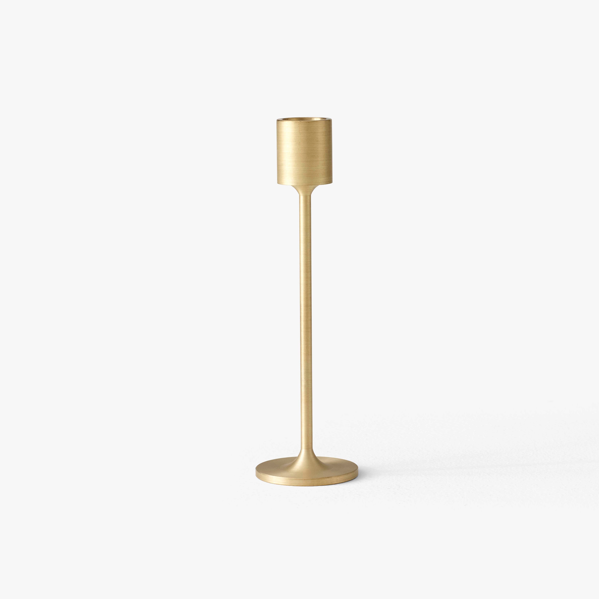 Mostrar el producto &Tradition Collect | Candleholder SC59 Brushed Brass del fabricante &TRADITION