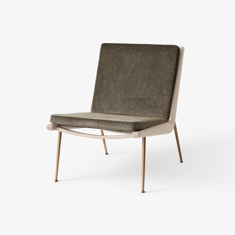 Display product Boomerang HM1 Duke 004 w. Soaped oak & Brass base from manufacturer &TRADITION