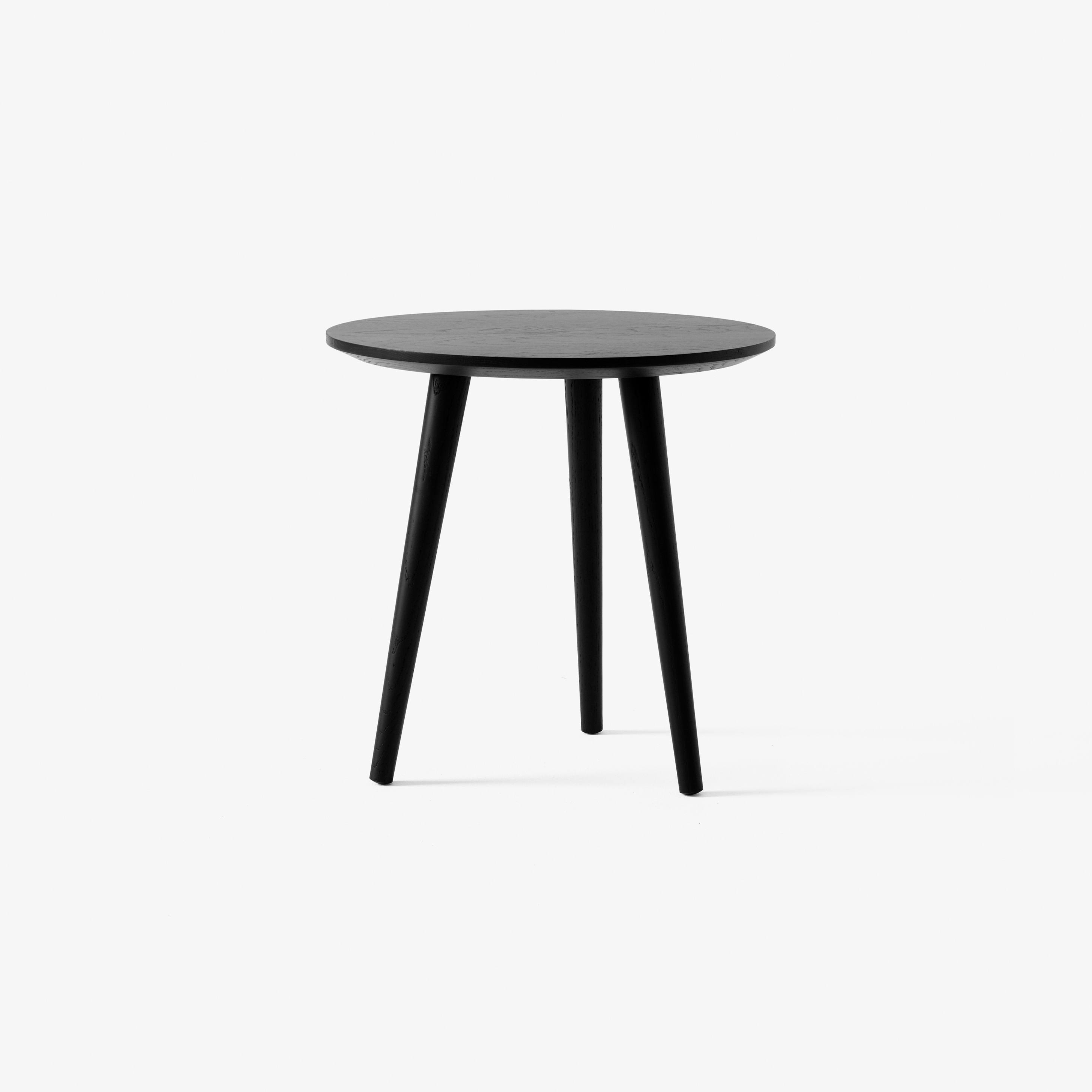 Vertoon produk In Between SK13 Black Lacquered Oak van vervaardiger &TRADITION
