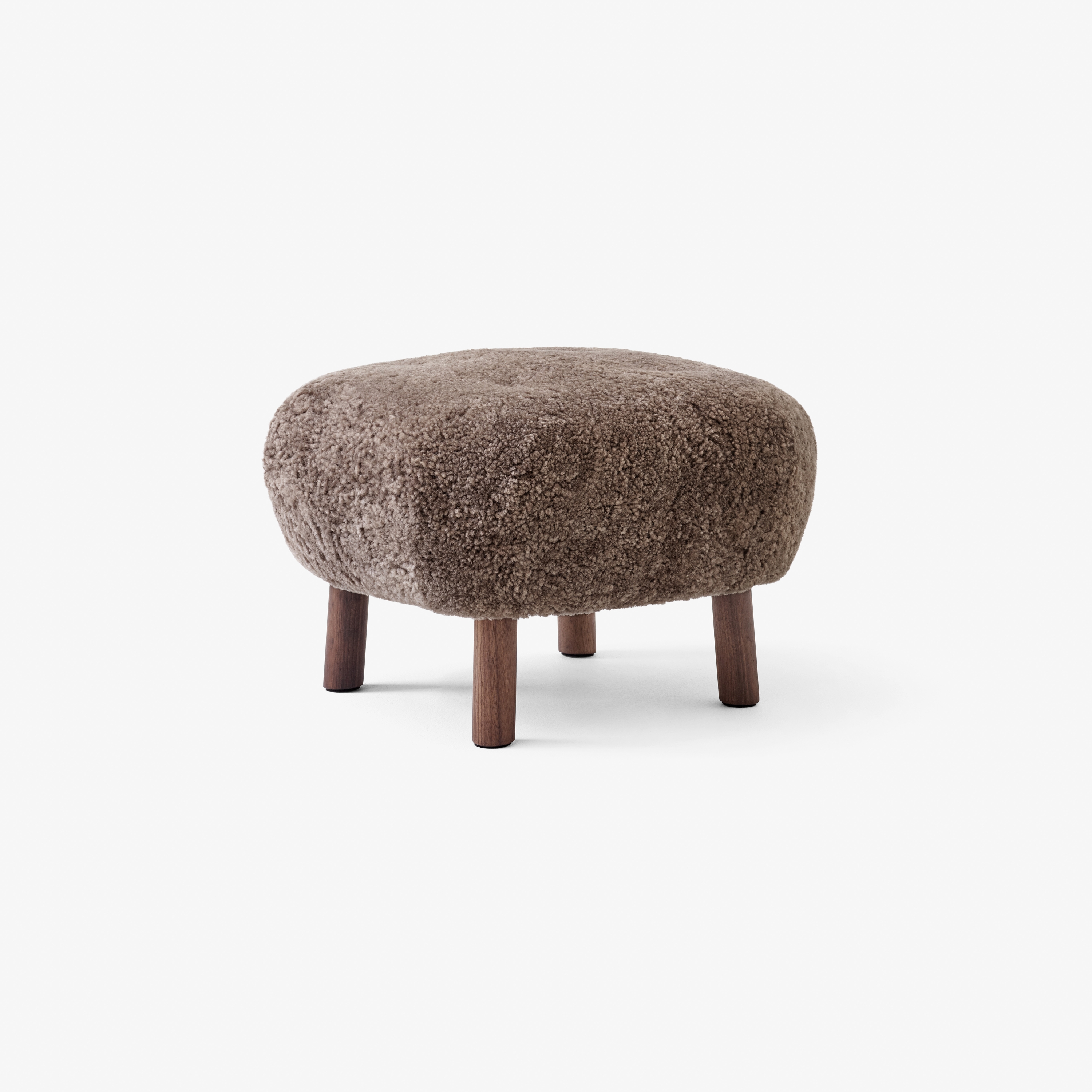 Afficher le produit Pouf ATD1 Sheepskin Sahara w. Oiled Walnut du fabricant &TRADITION