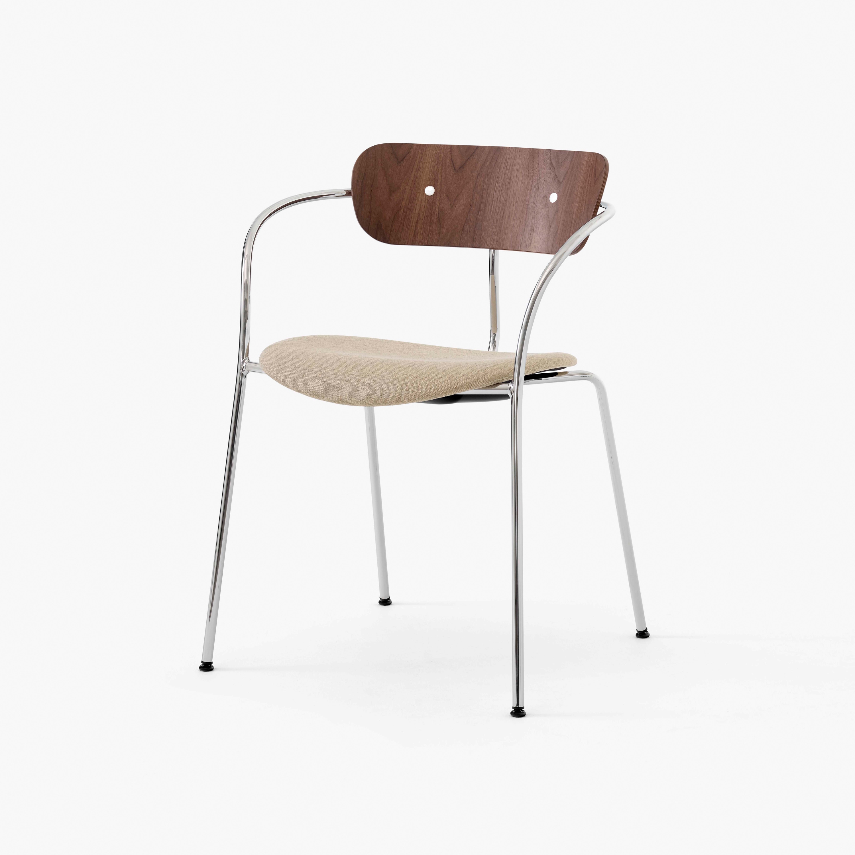Mostra il prodotto Pavilion AV4 Karakorum 003 w. Oiled Walnut & Chrome base del produttore &TRADITION