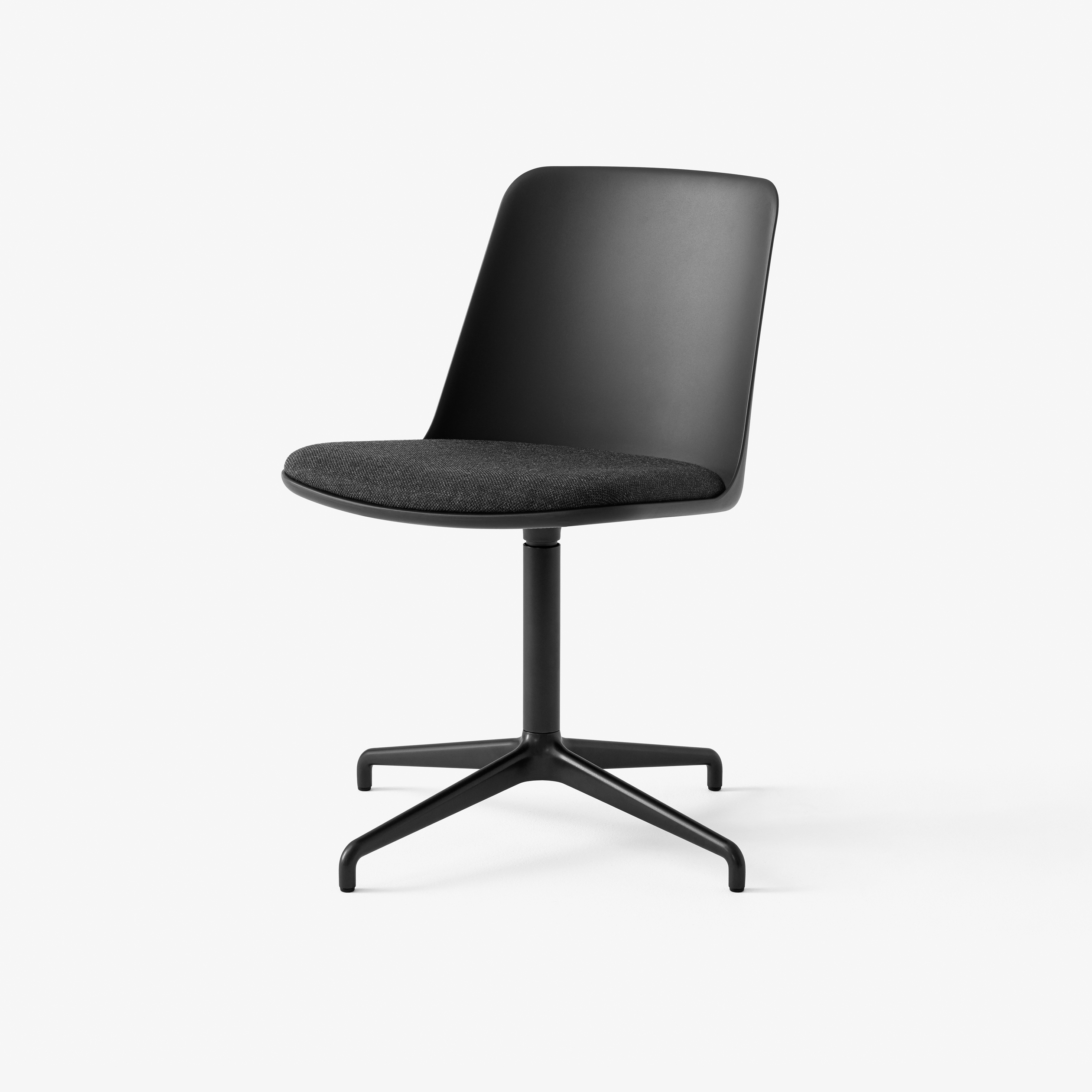 Vertoon produk Rely HW12 & HW17 Black w. Black & Re-wool 198 van vervaardiger &TRADITION