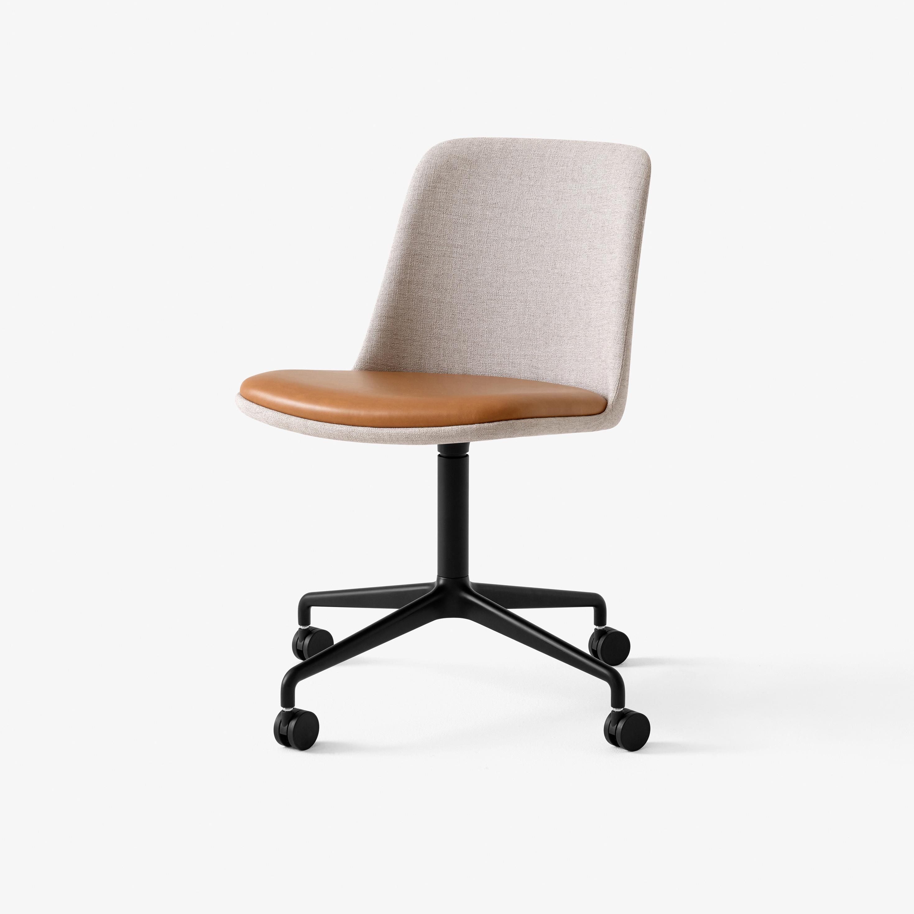 Vertoon produk Rely HW25 Black w. Ruskin Elk & Cognac Leather van vervaardiger &TRADITION