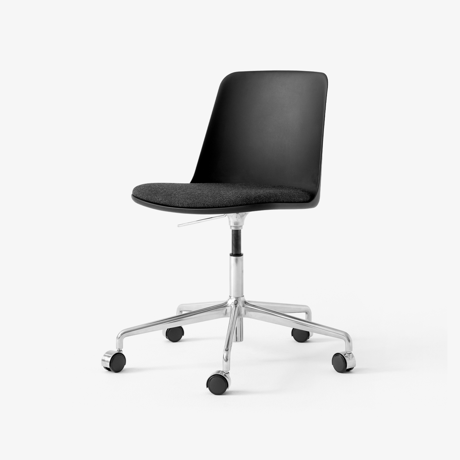 Vertoon produk Rely HW29 Polished Aluminium w. Black & Wool 198 van vervaardiger &TRADITION