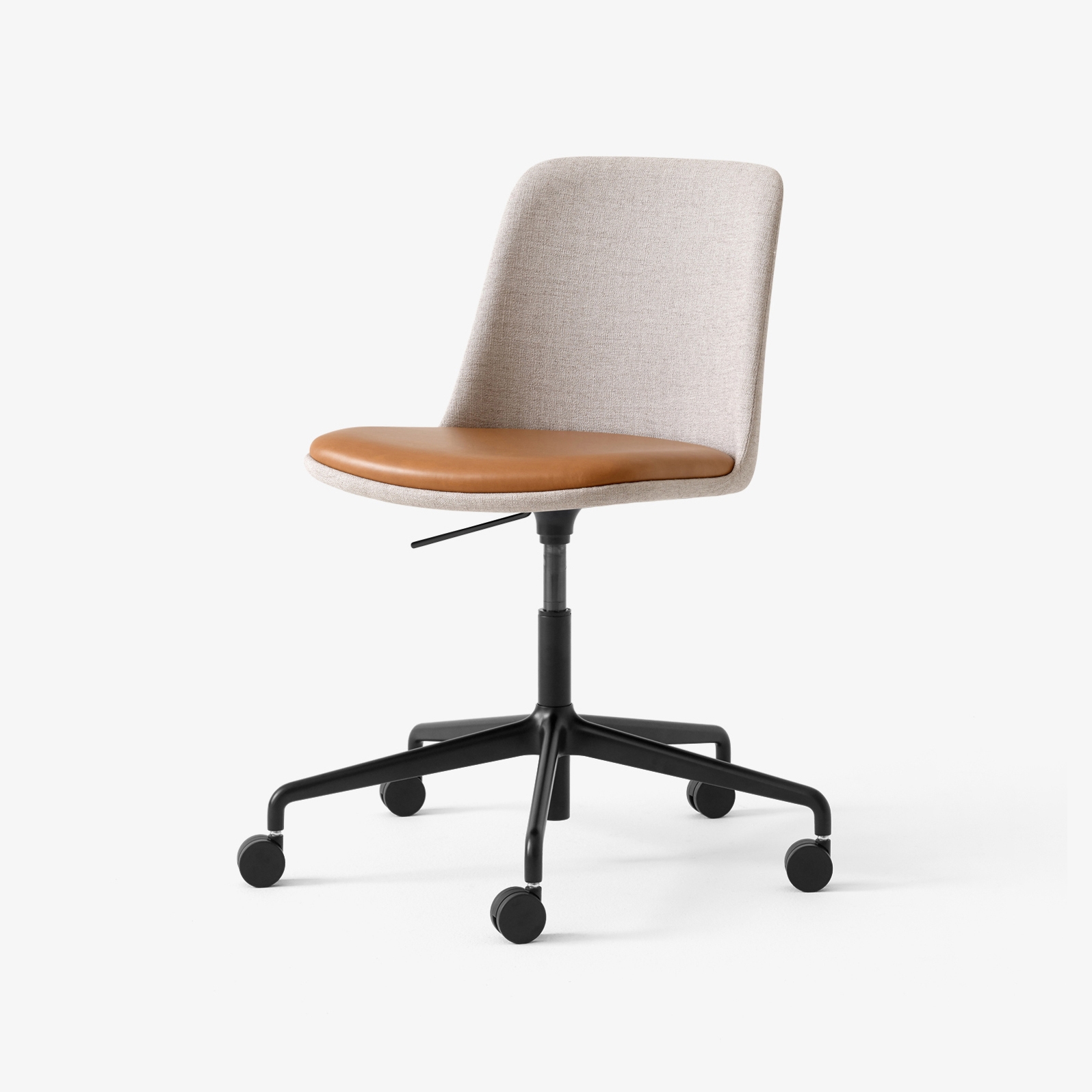 Vertoon produk Rely HW32 Black w. Ruskin Elk 05 Congac Silk Leather van vervaardiger &TRADITION