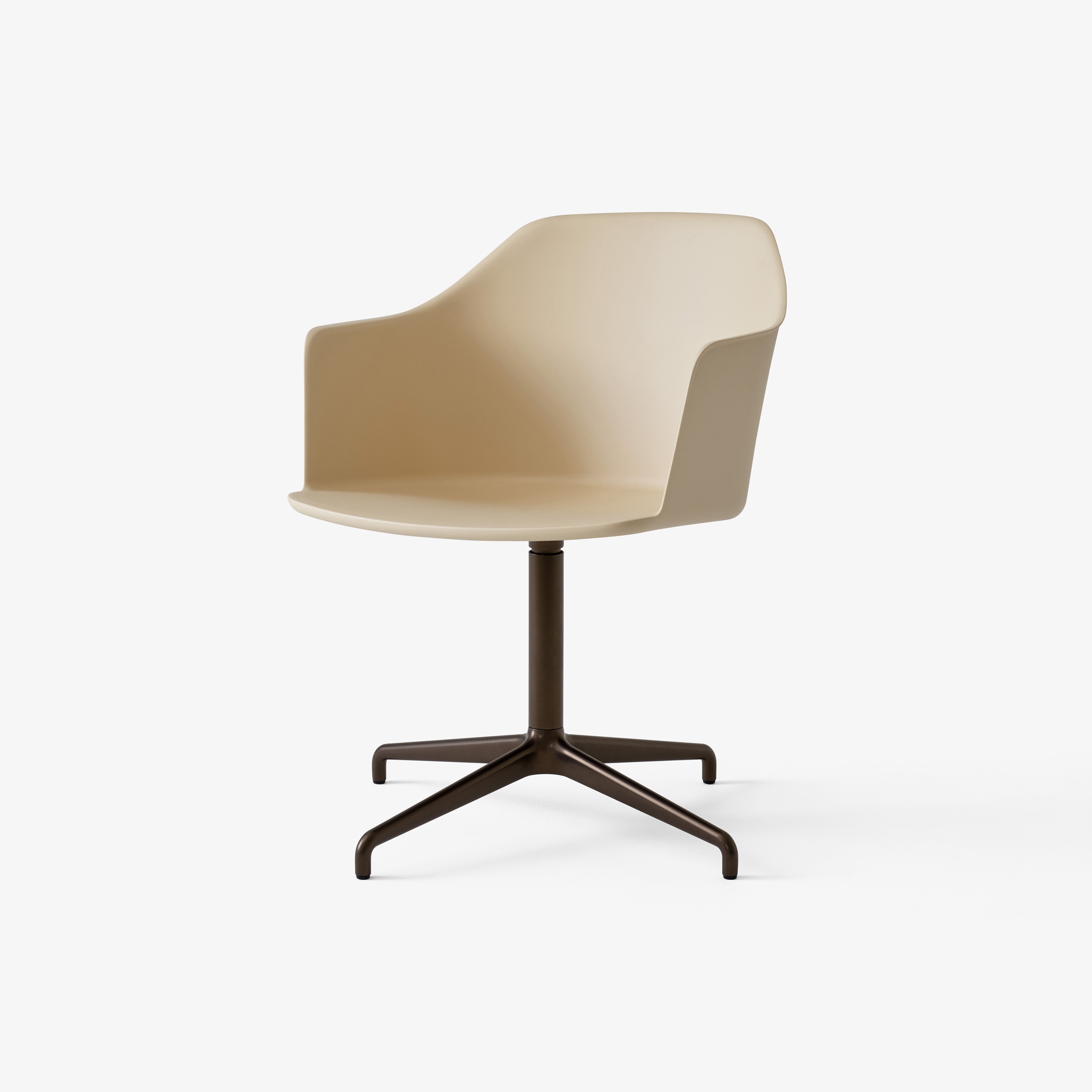 Vertoon produk Rely HW38 Beige Sand Shell w. Bronzed Base van vervaardiger &TRADITION