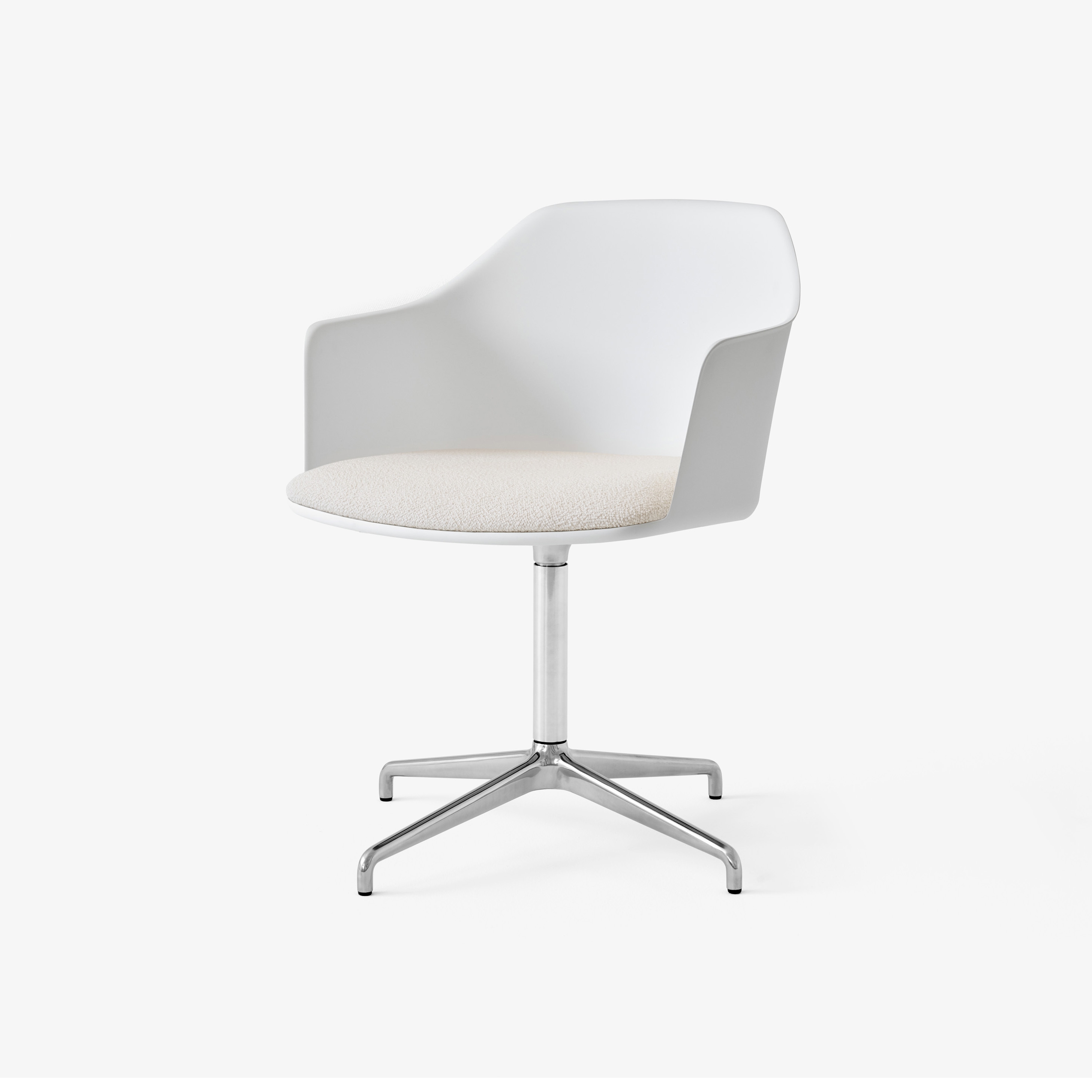 Vertoon produk Rely HW39 White Shell w. Karakorum 001 Cushion & Polished Aluminium Base van vervaardiger &TRADITION