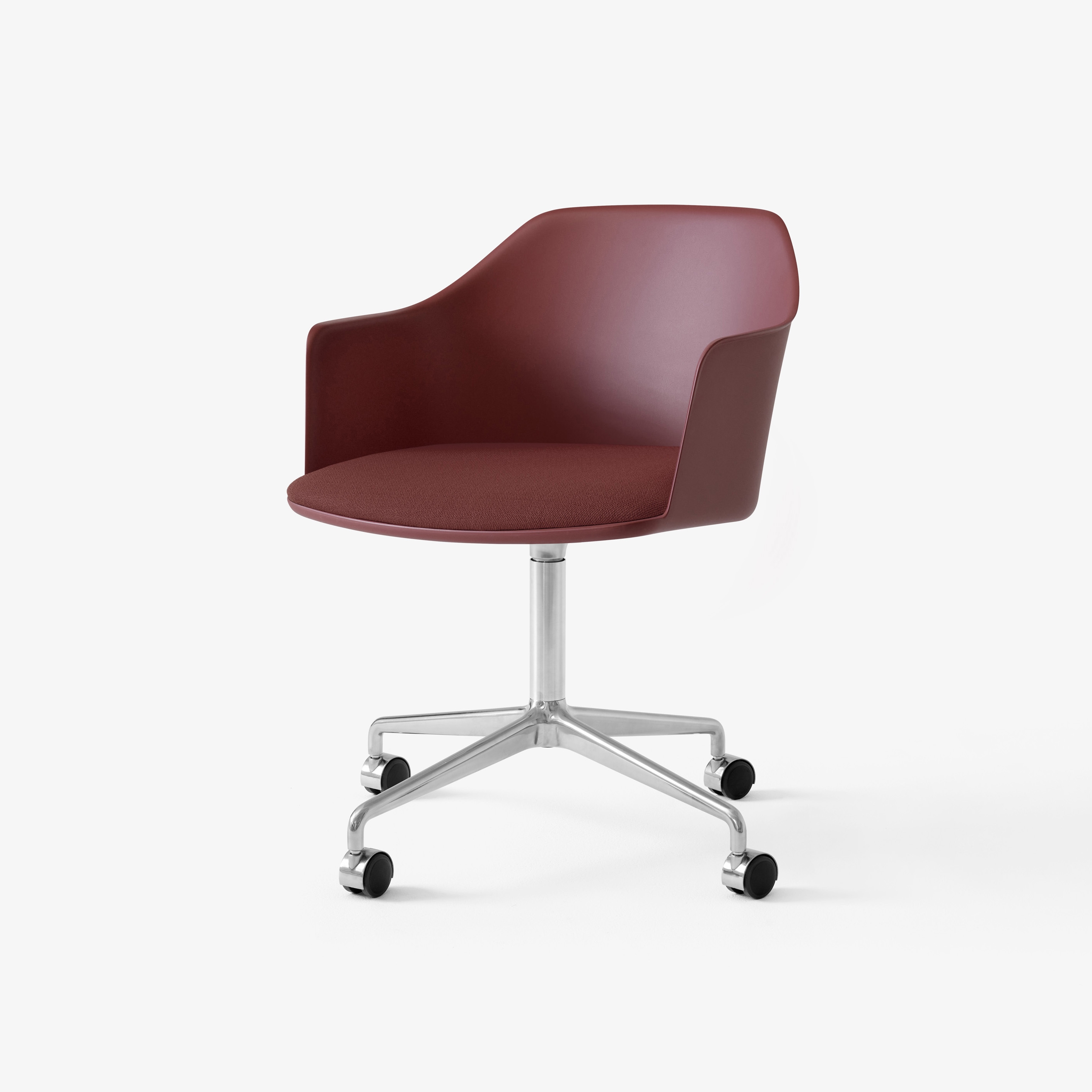 Vertoon produk Rely HW49 Red Brown Shell w. Vidar 0693 & Polished Aluminium Base van vervaardiger &TRADITION