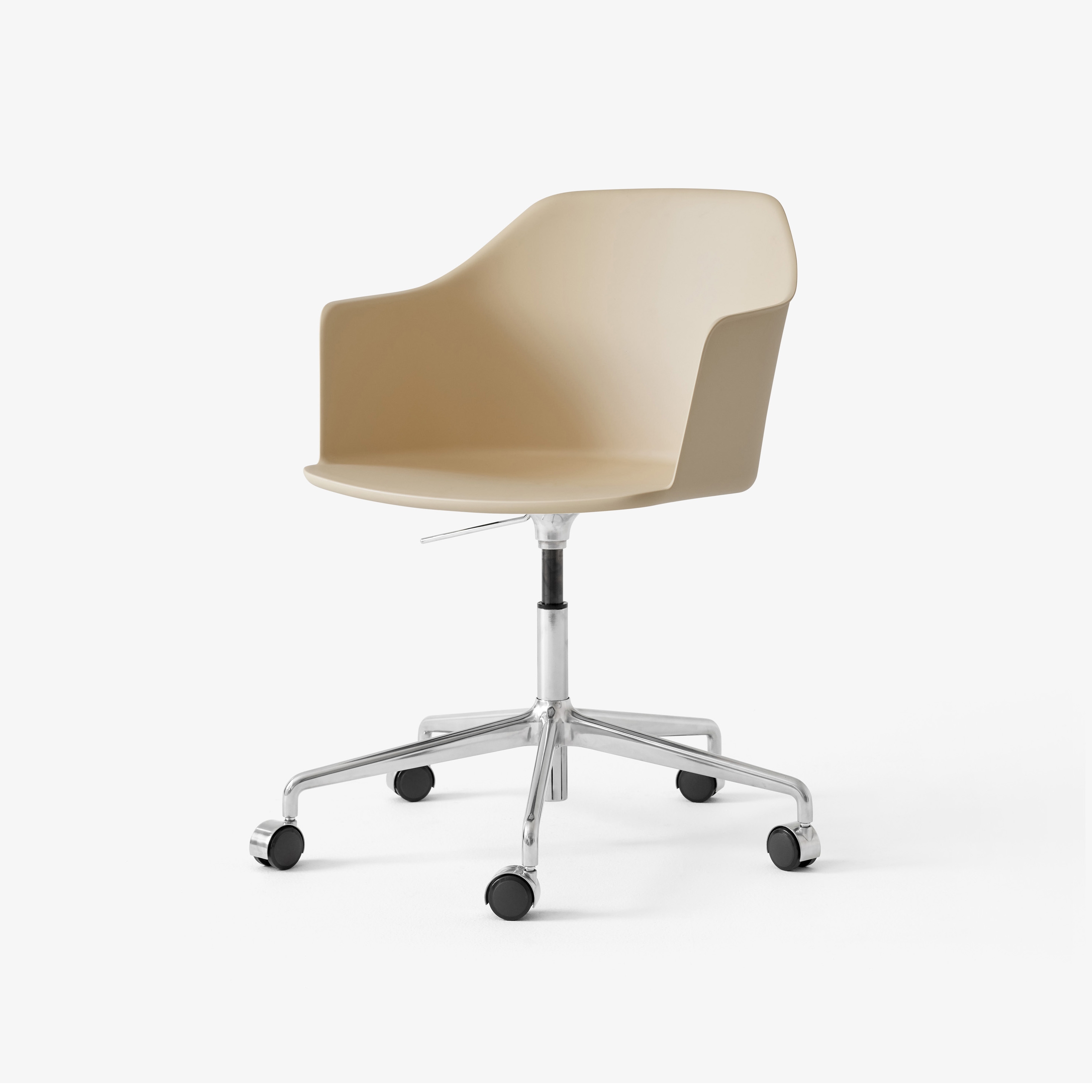 Vertoon produk Rely HW53 Beige Sand Shell w. Polished Aluminium Base van vervaardiger &TRADITION