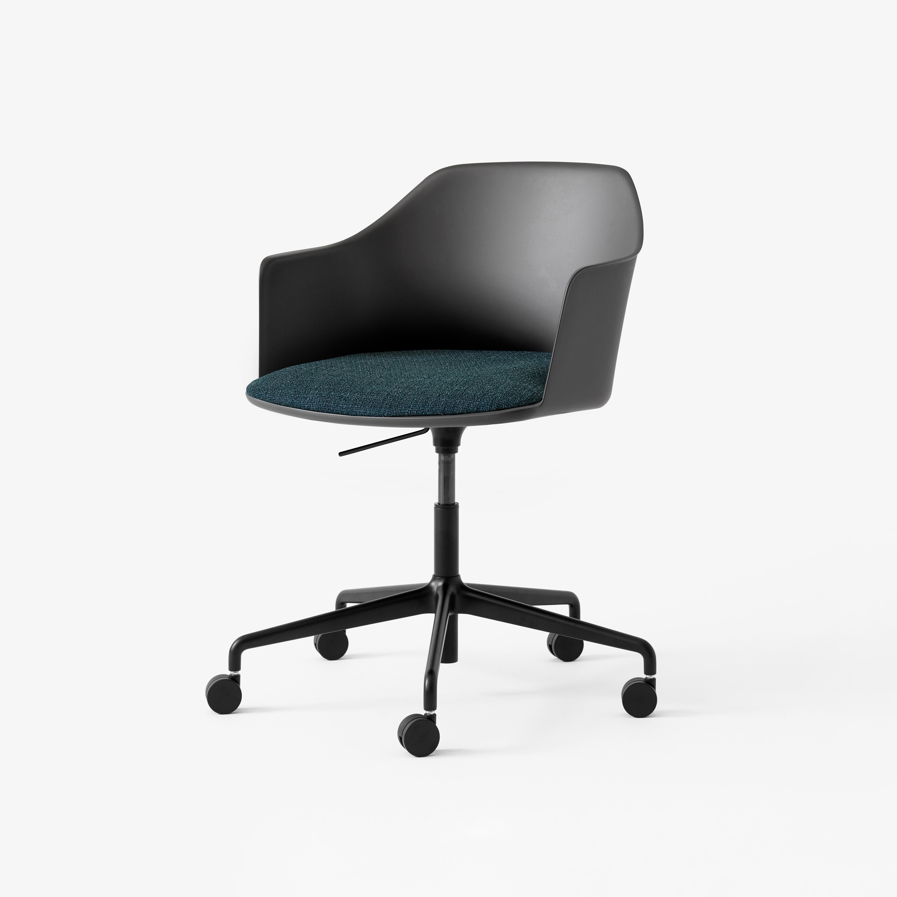 Vertoon produk Rely HW54 Black Shell w. Loop K5042_38 Evergreen Cushion & Black Base van vervaardiger &TRADITION
