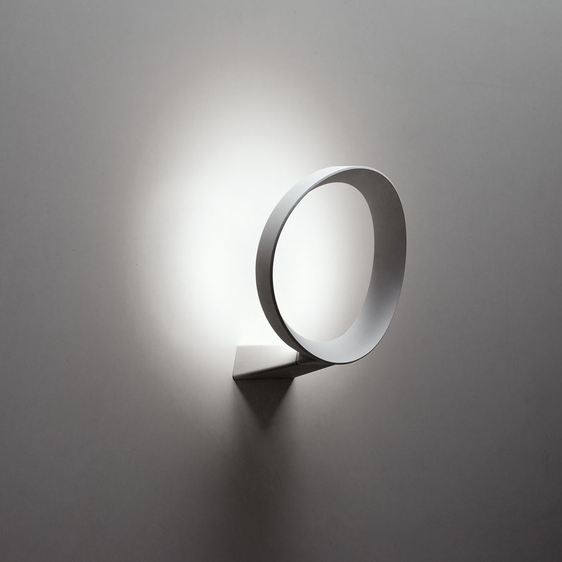 Display product Led+O from manufacturer martinelli luce