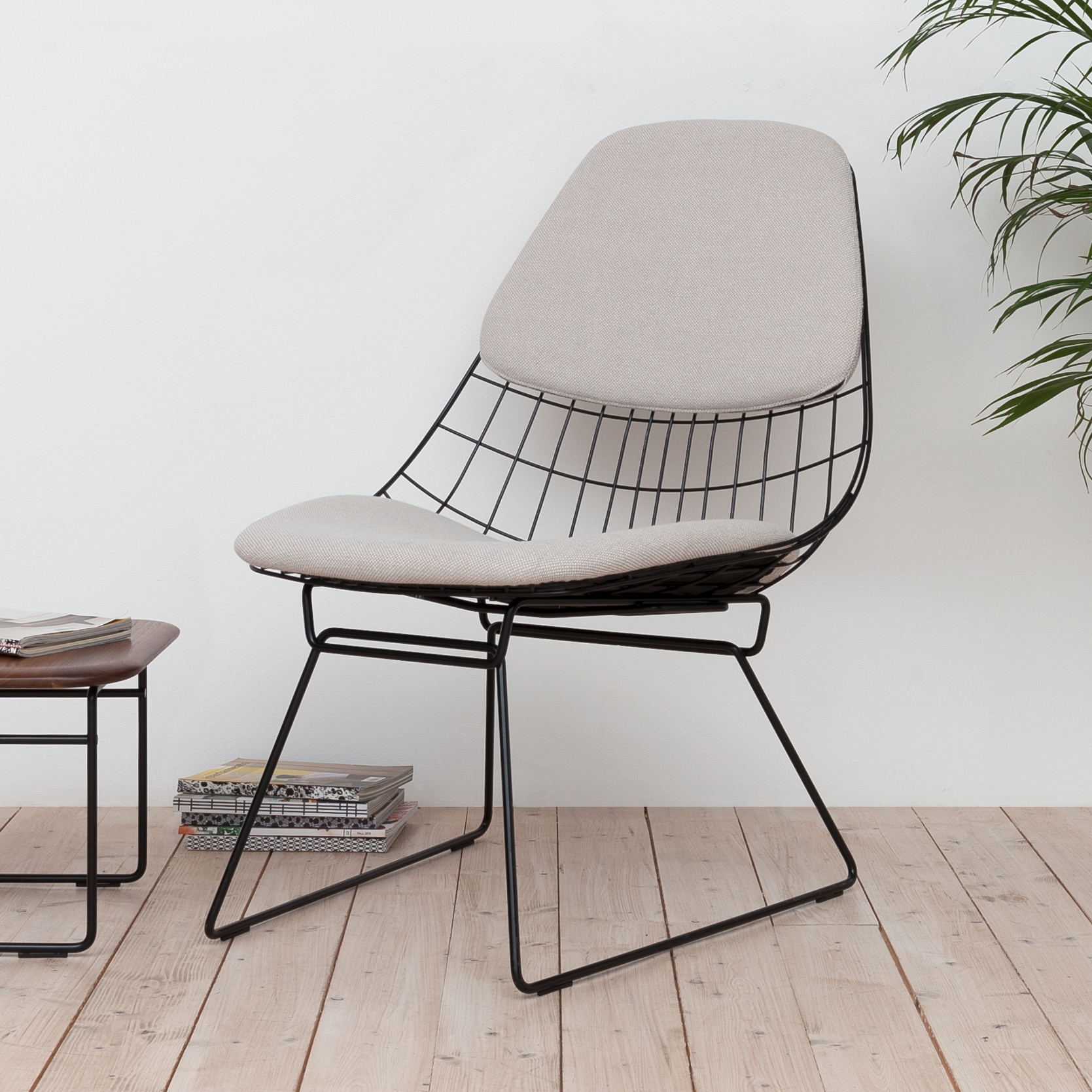 Display product Wire lounge chair FM05 from manufacturer Pastoe