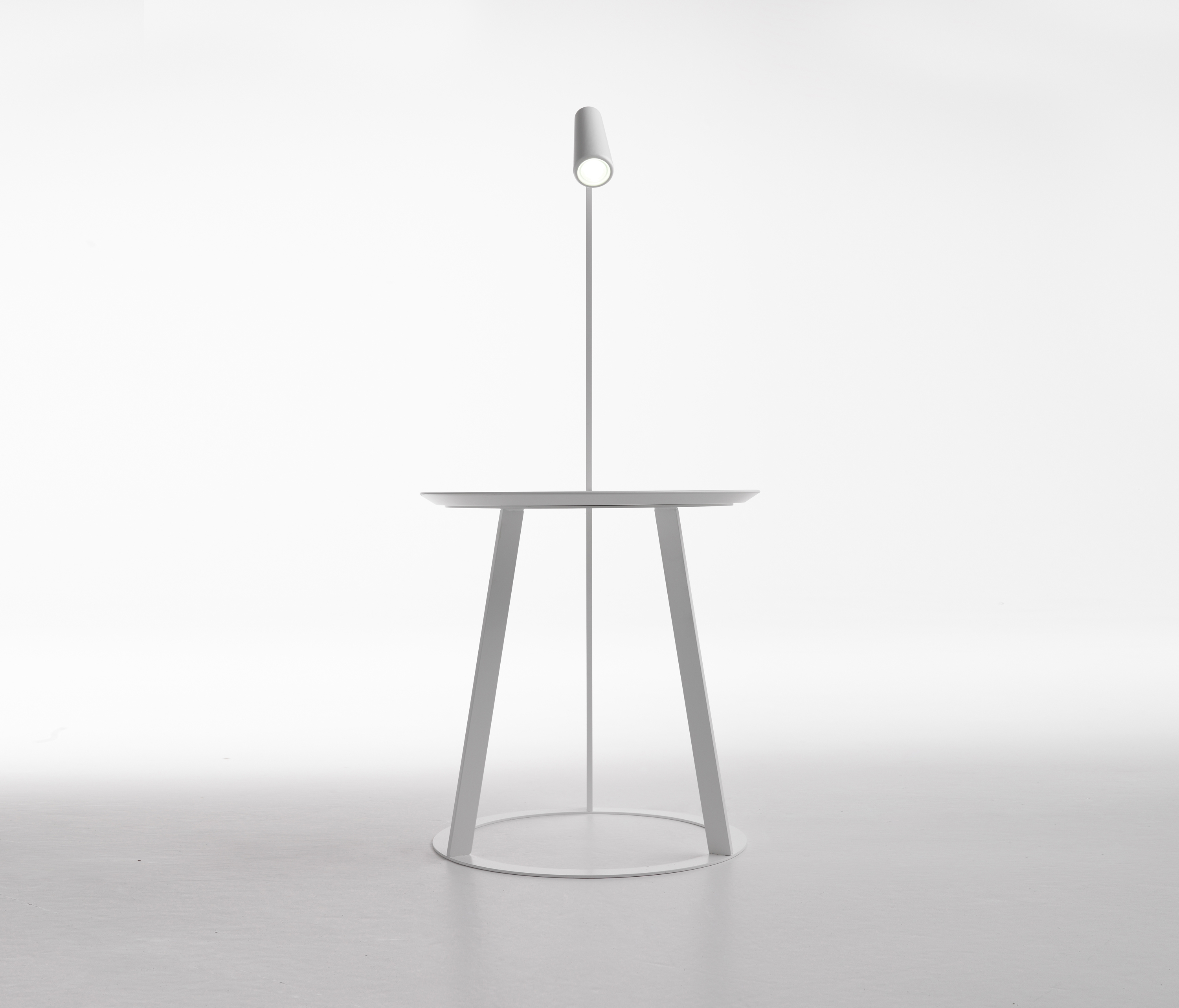 Afficher le produit Albino Torcia - side table du fabricant CASAMANIA & HORM