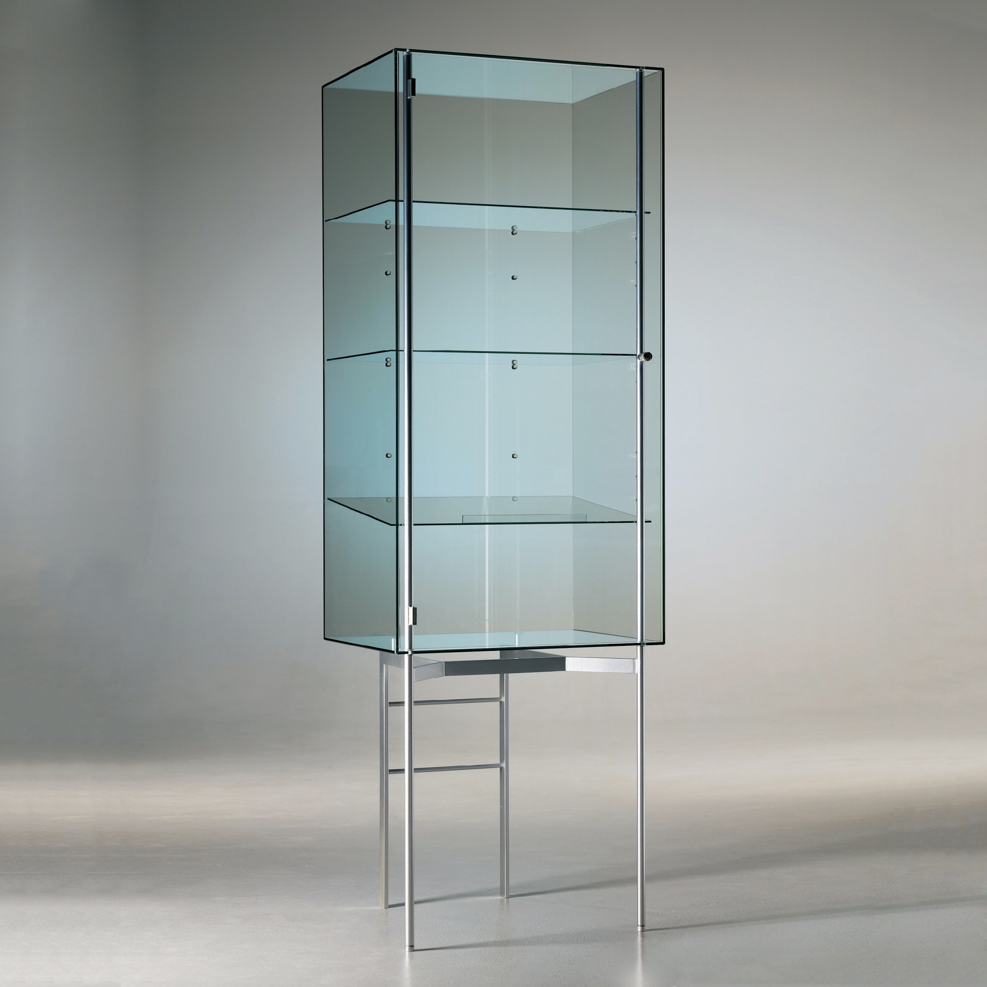 Afficher le produit Visibile vertical sur pieds du fabricant Alinea Design Objects
