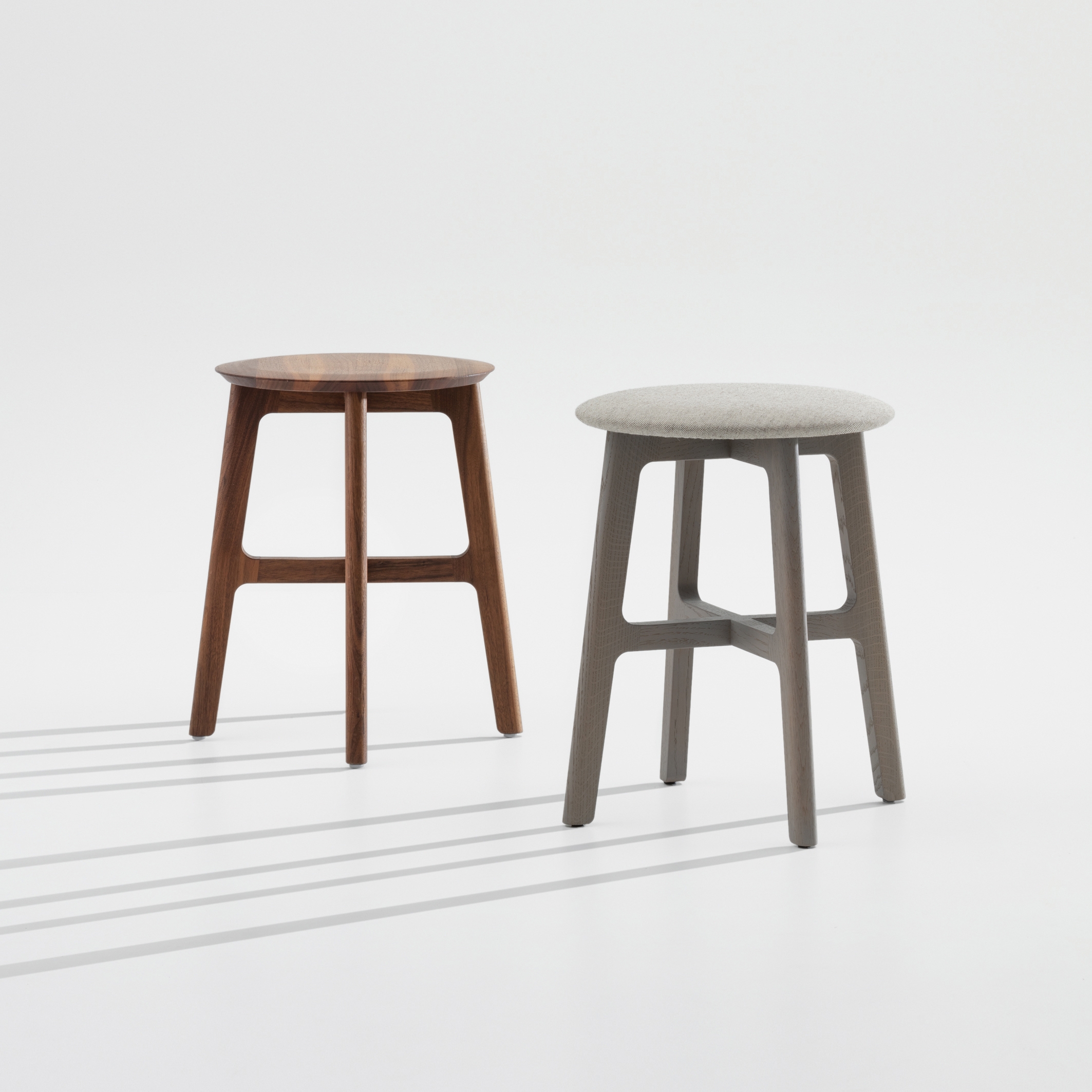 Mostra il prodotto 1.3 Stool Close Upholstery del produttore Zeitraum