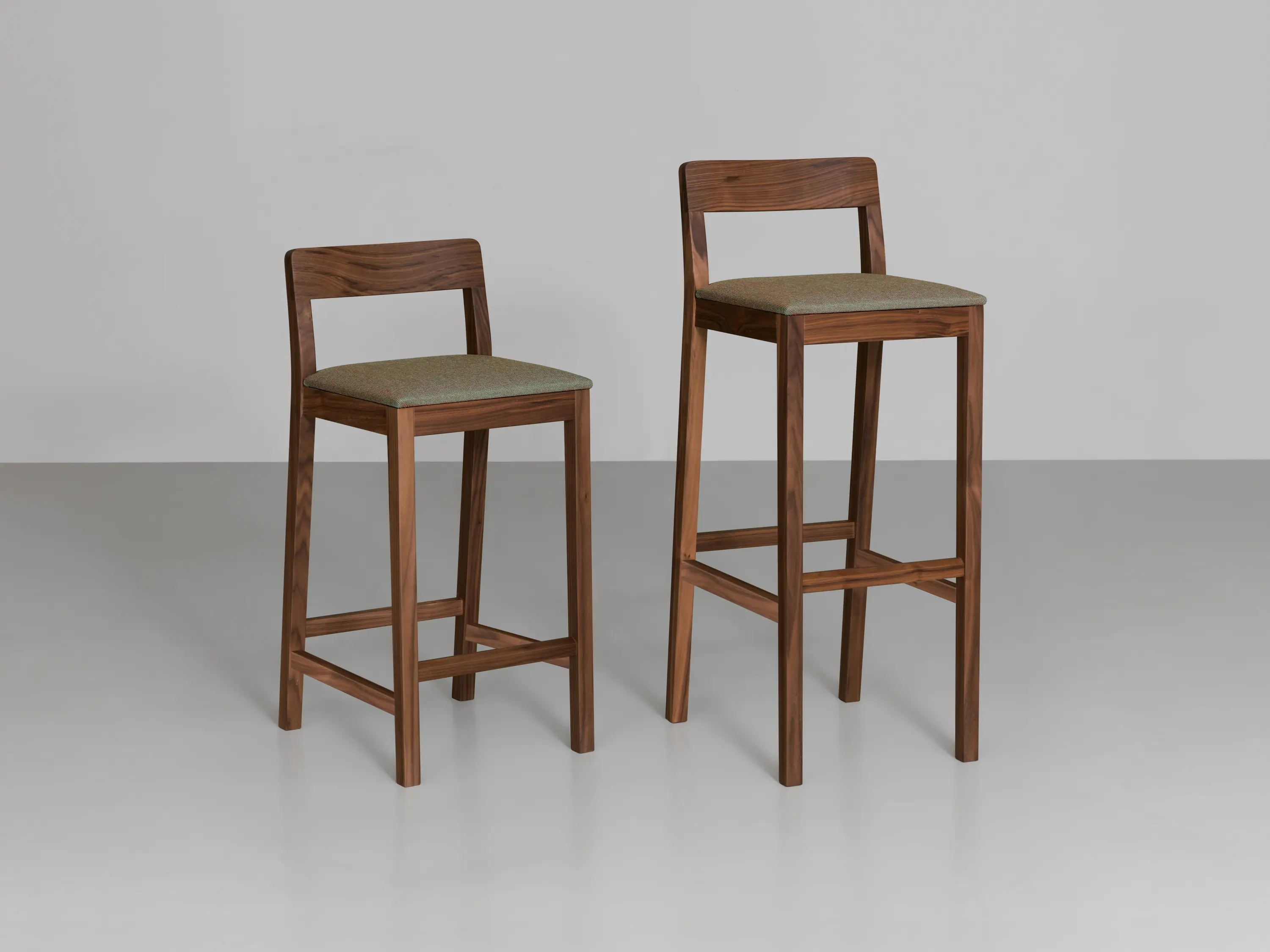 Zeitraum - Sit Bar Close Upholstery