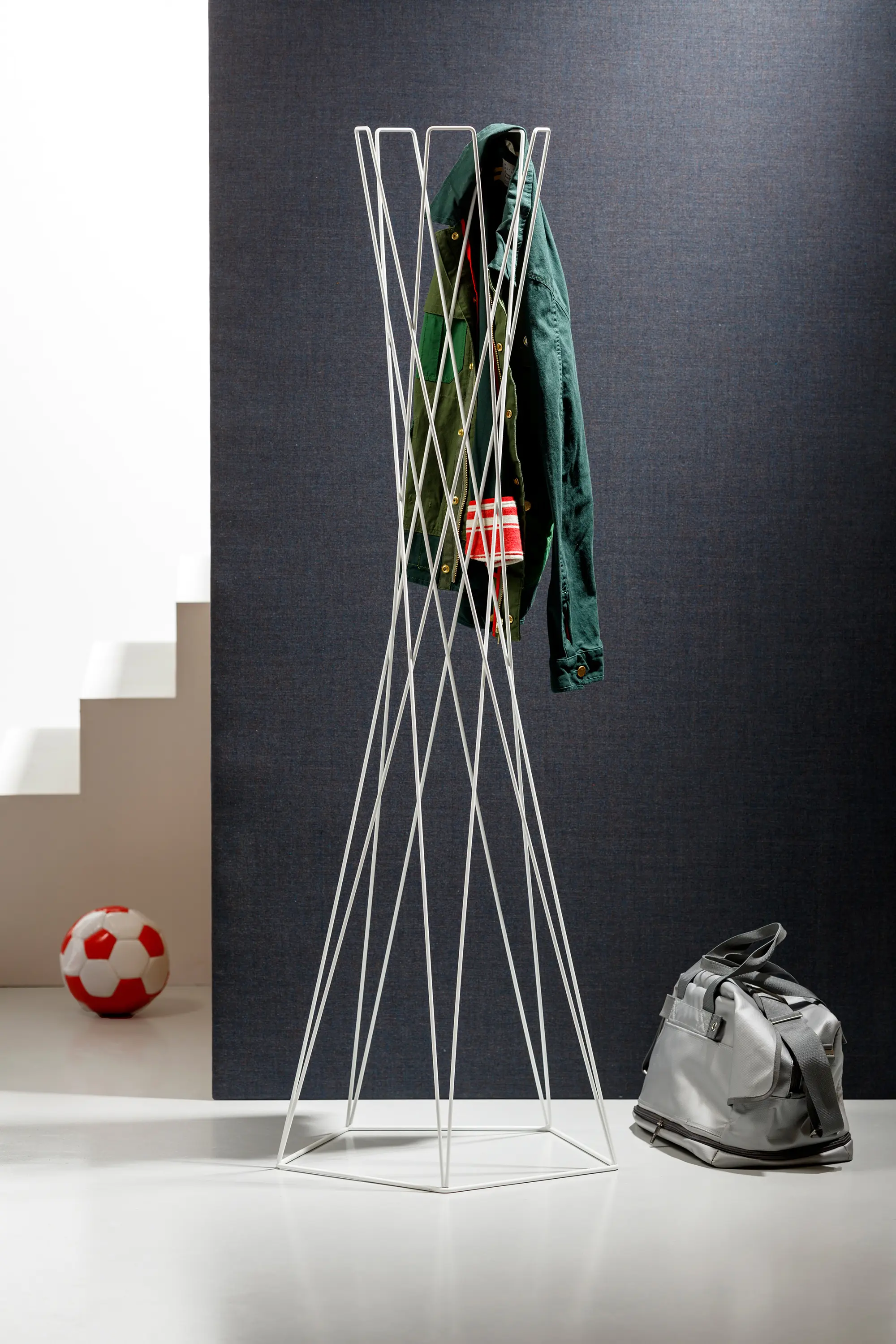 Cascando - Basket coat stand