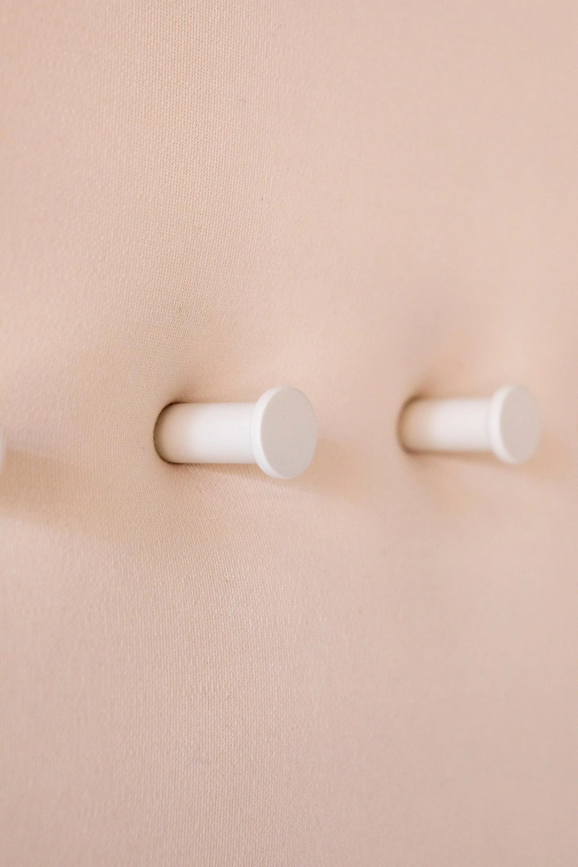 Cascando - Pillow Wall | Panel with rack for 6 coat hangers and 7 coat hooks