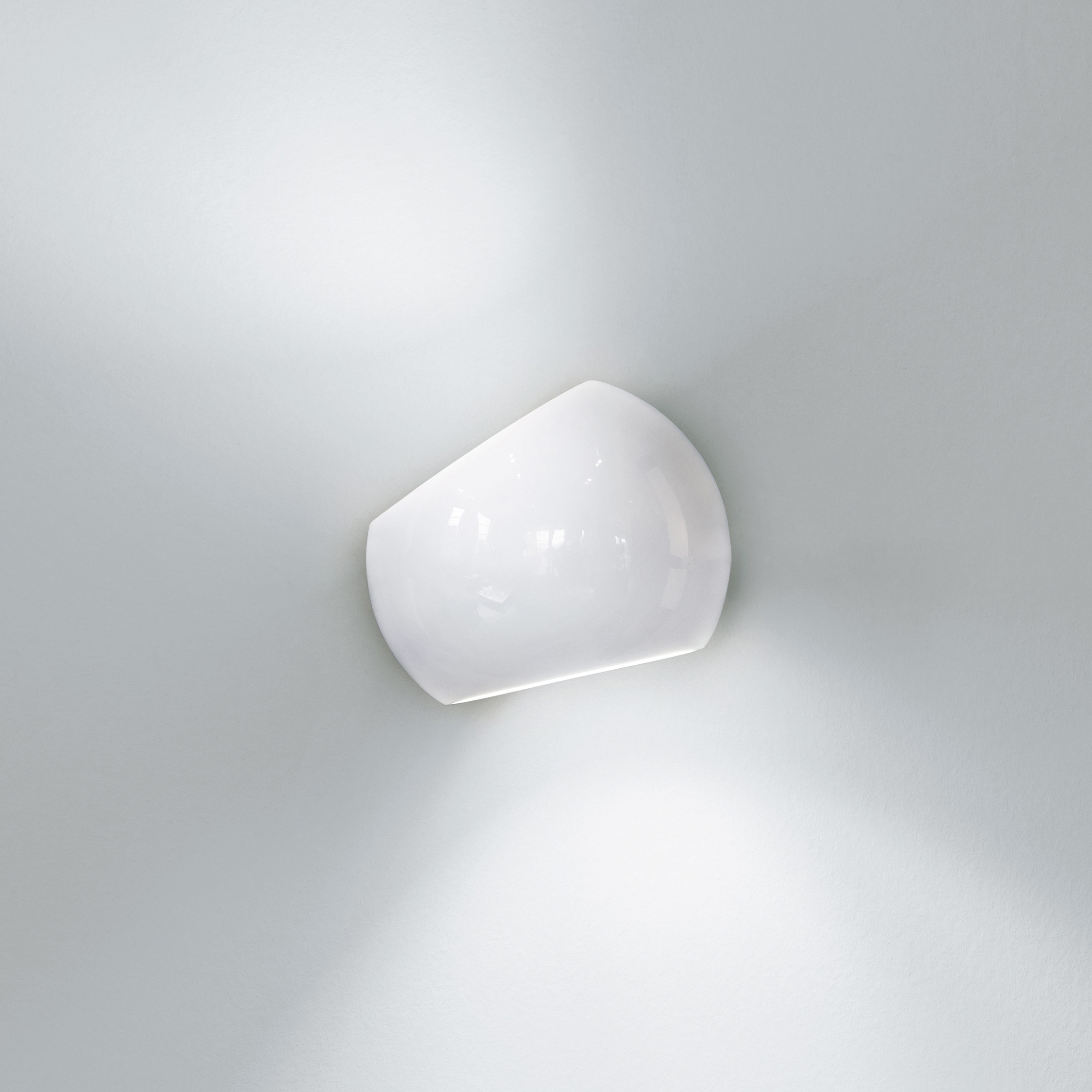 Display product White Moons 1 Wall Lamp from manufacturer Licht im Raum