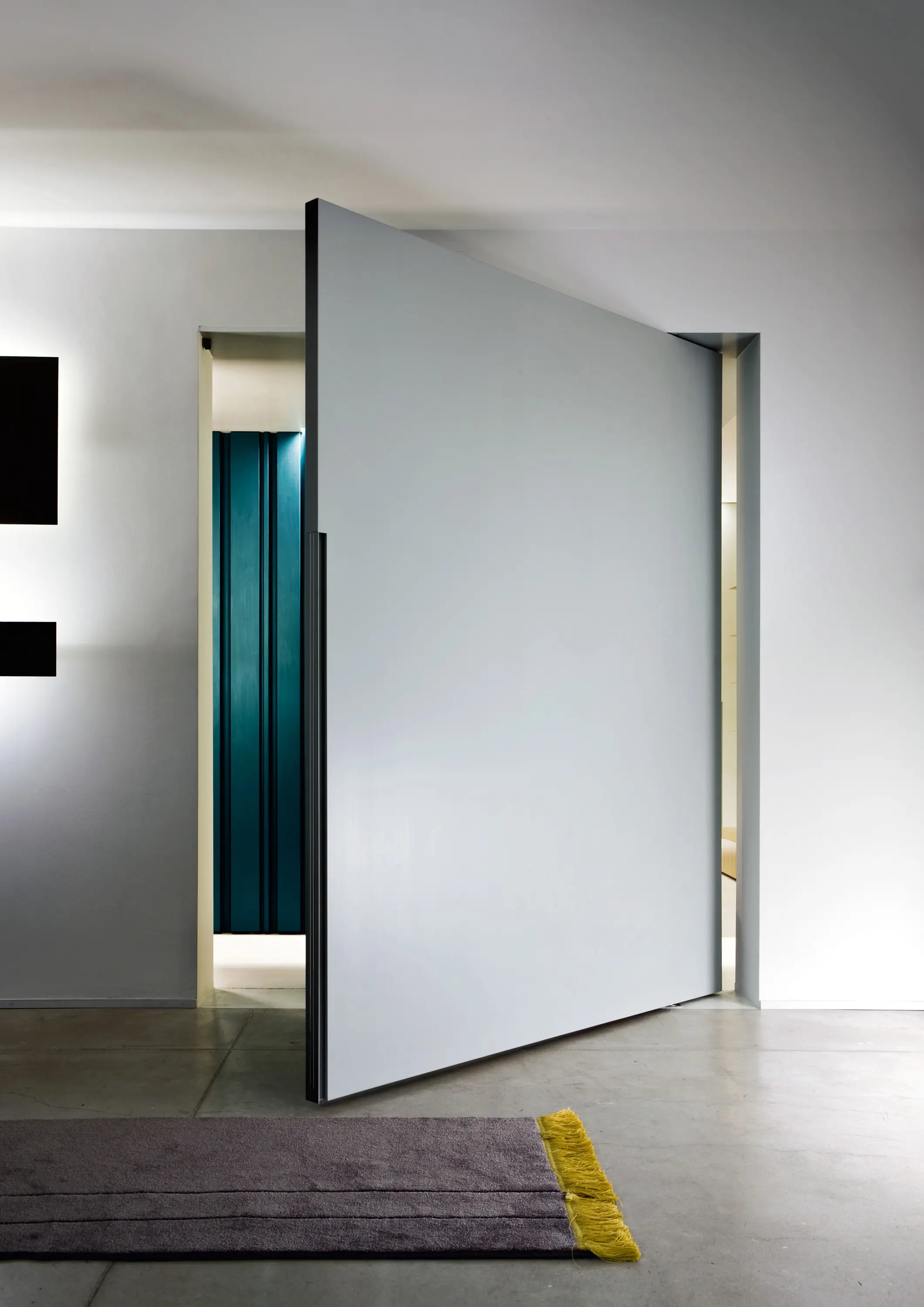 Laurameroni - Plain | Pivot Door