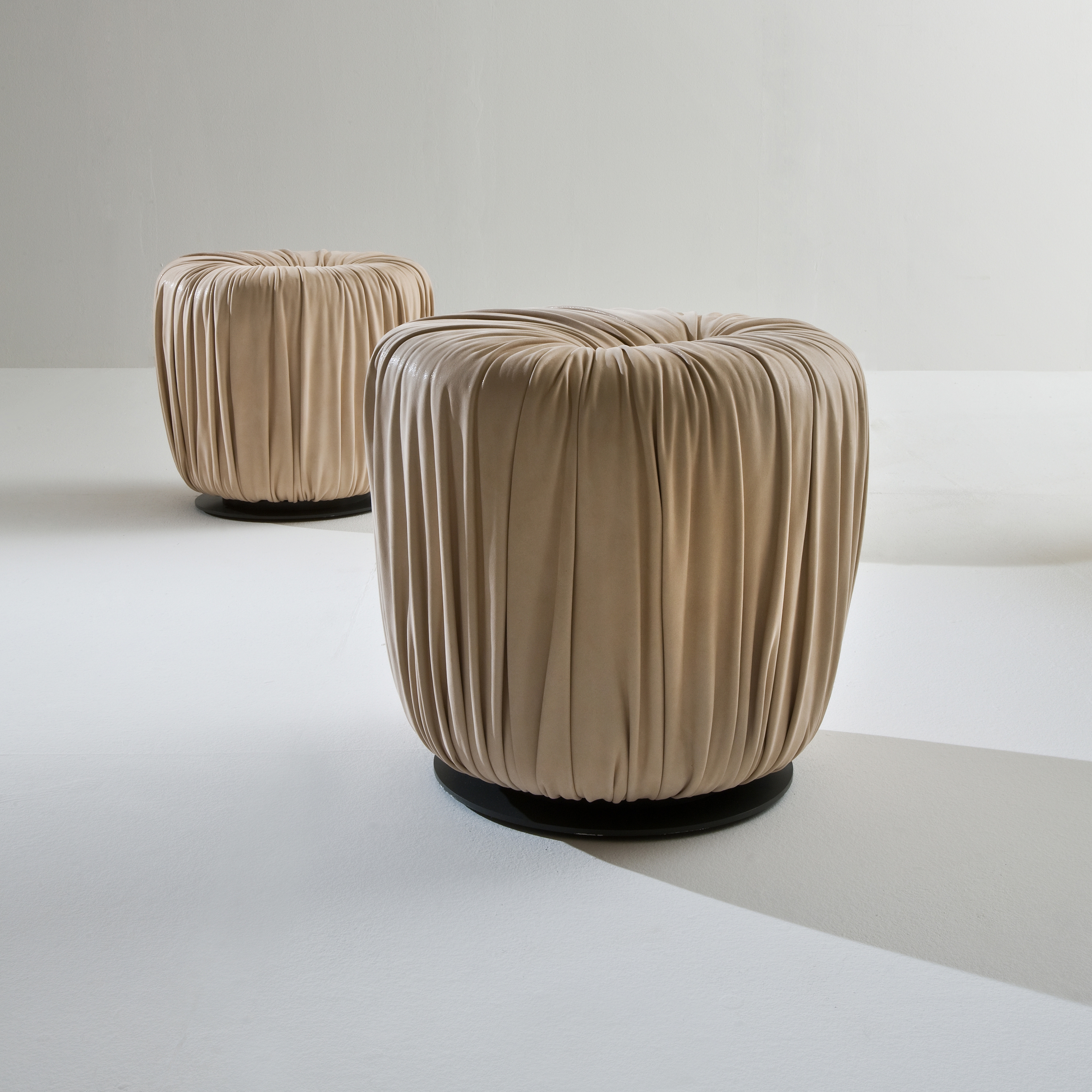 Mostra il prodotto Drapé | Pouf del produttore Laurameroni