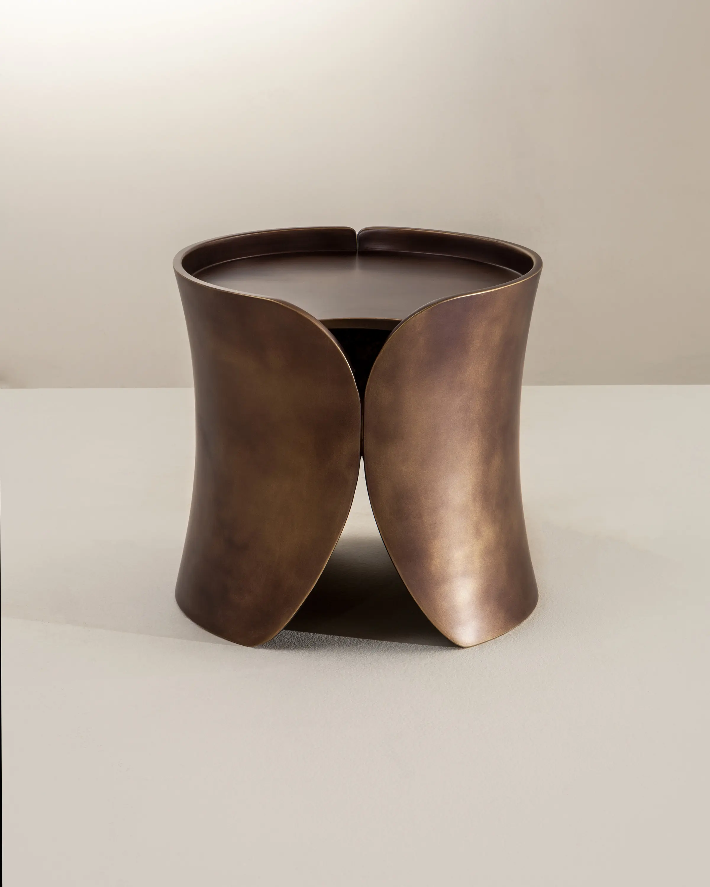 Laurameroni - Hugs | Low Table