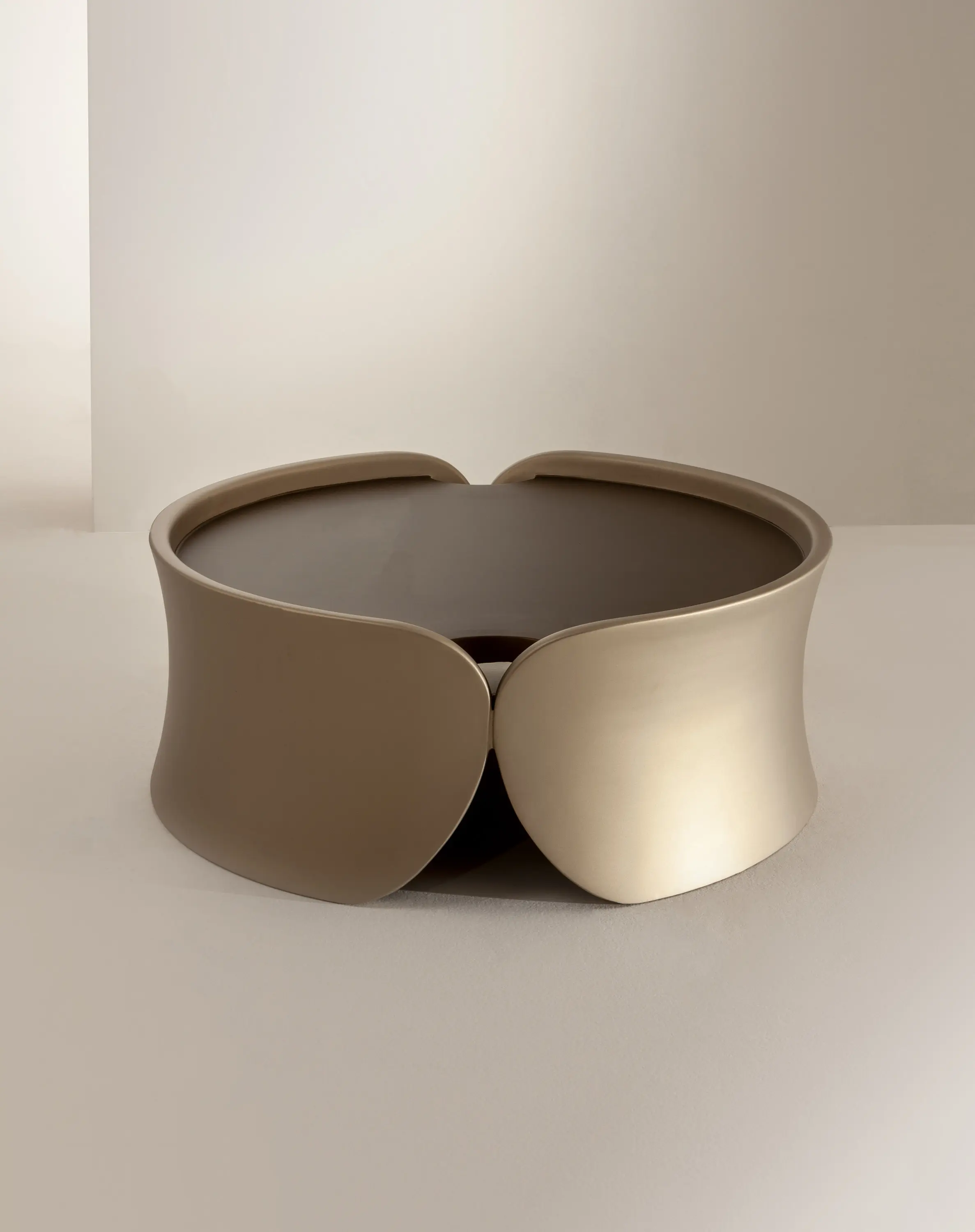 Laurameroni - Hugs | Low Table