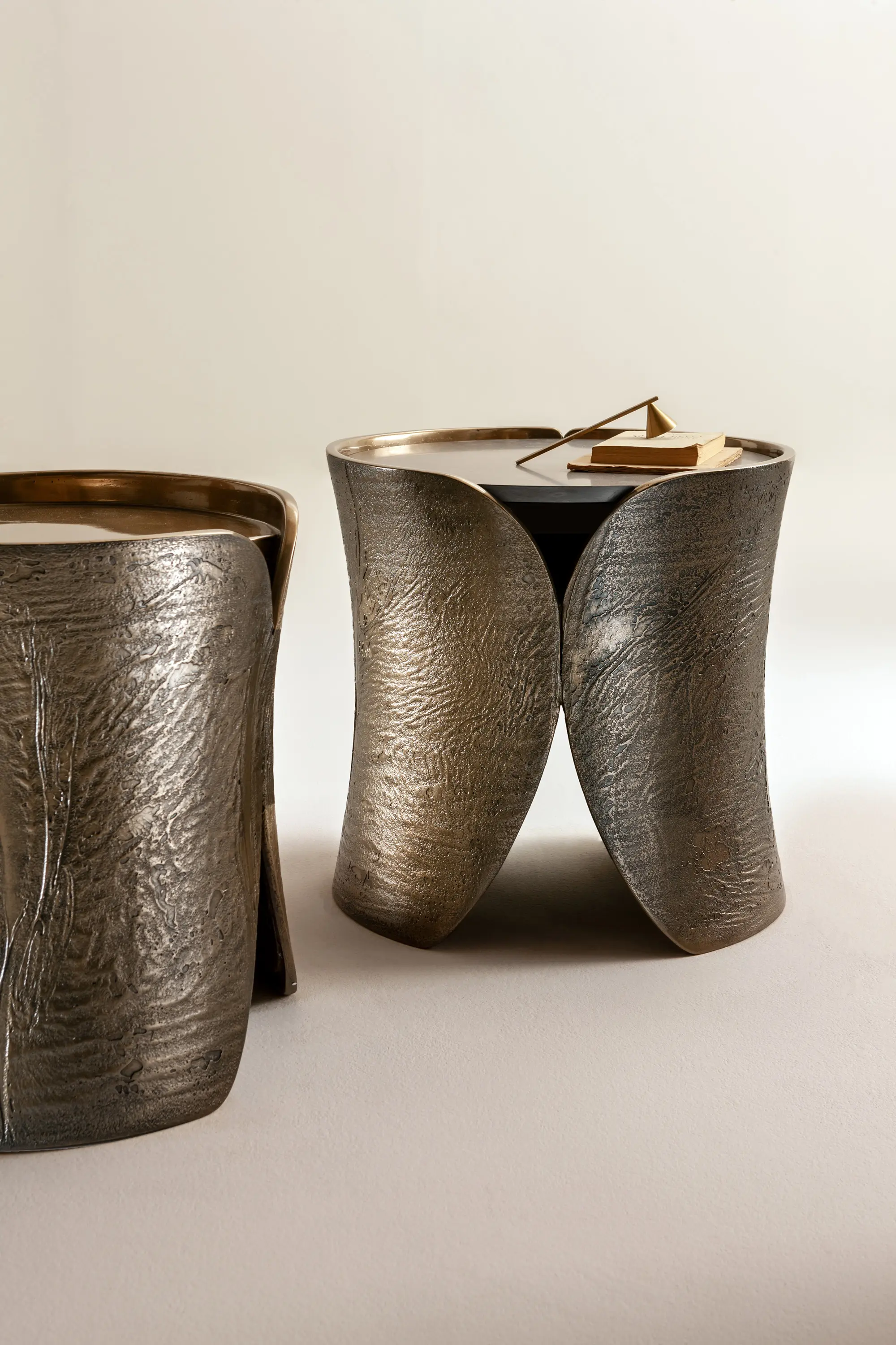 Laurameroni - Hugs | Low Table