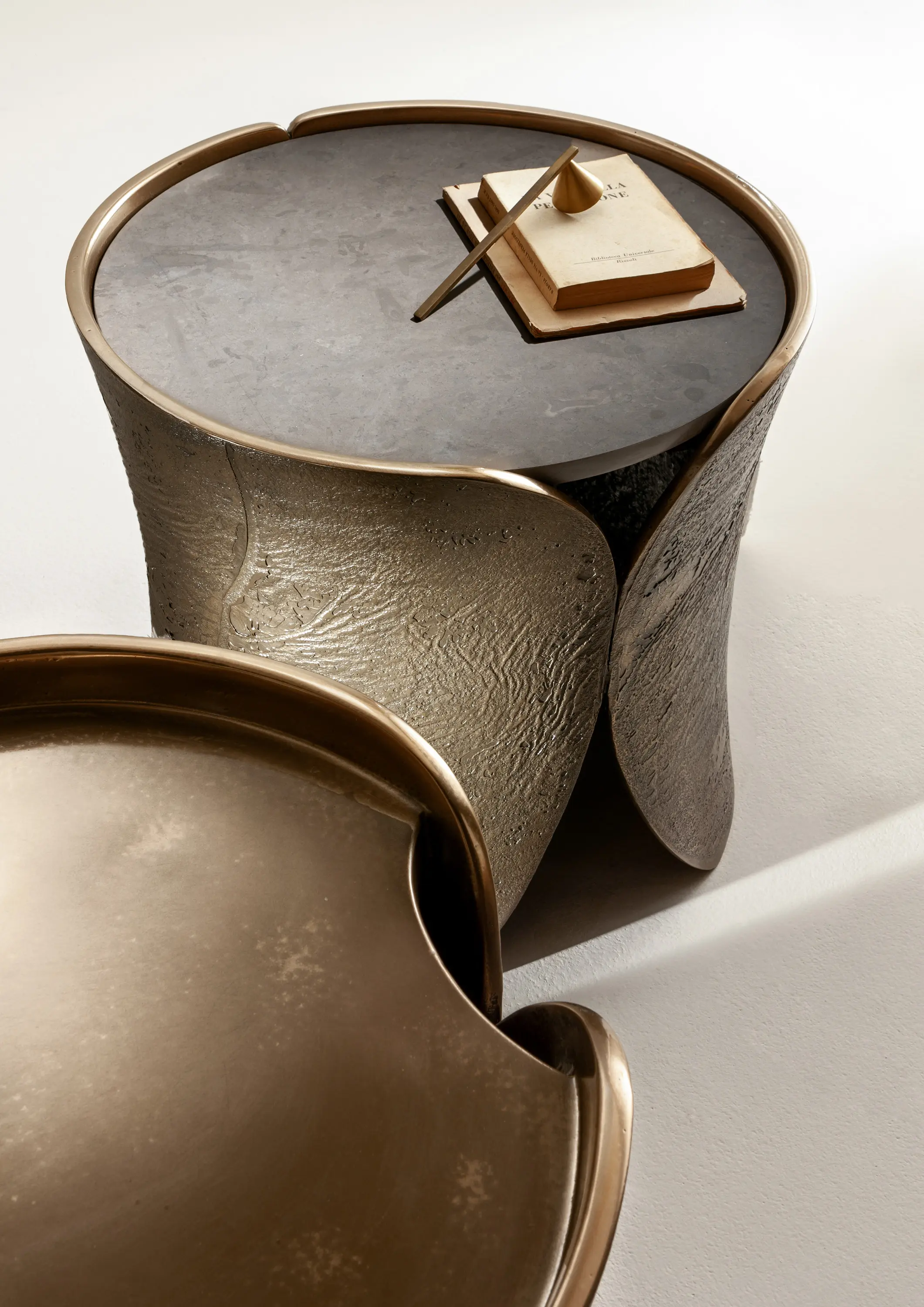 Laurameroni - Hugs | Low Table