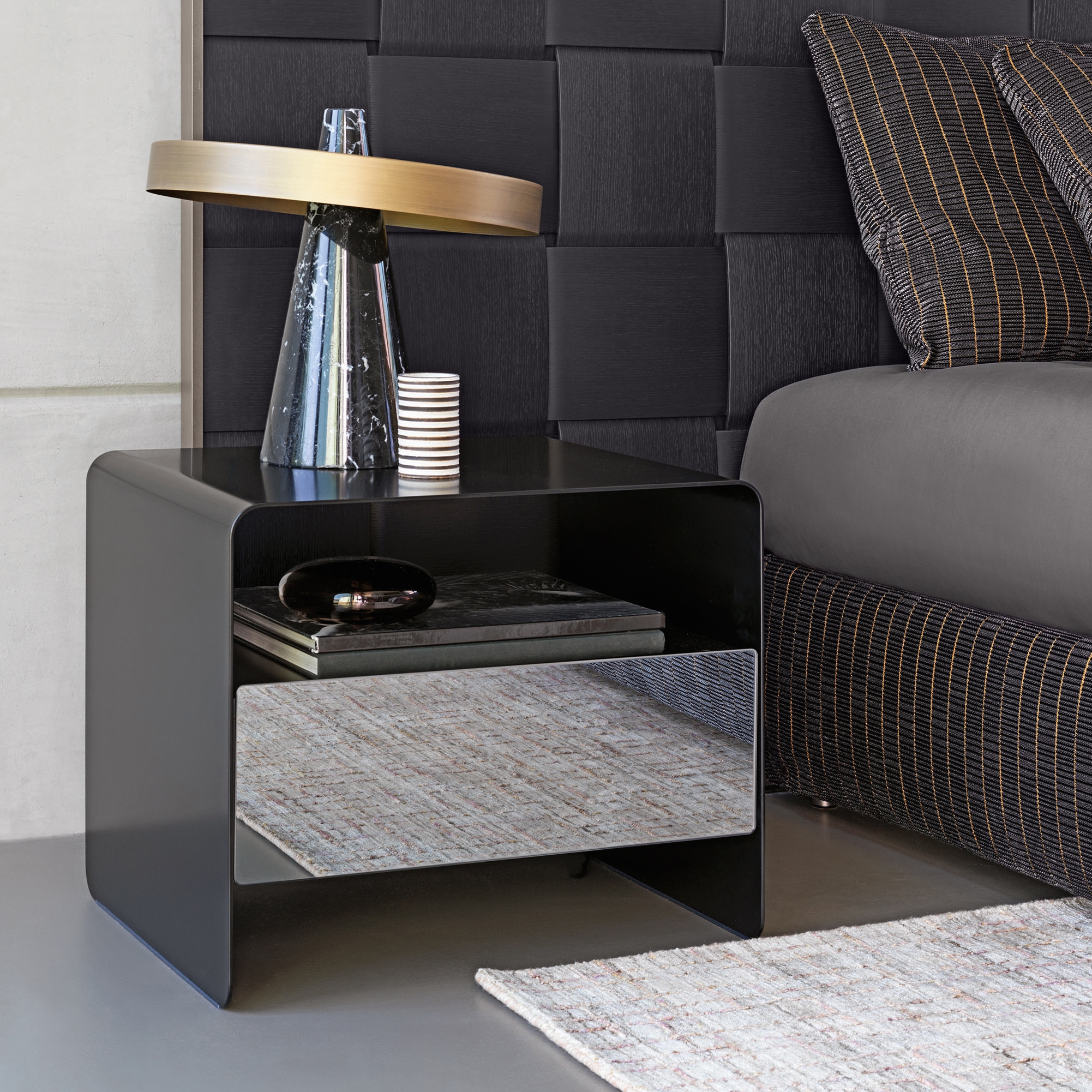 Mostrar el producto Foglio Bedside Table del fabricante Flou