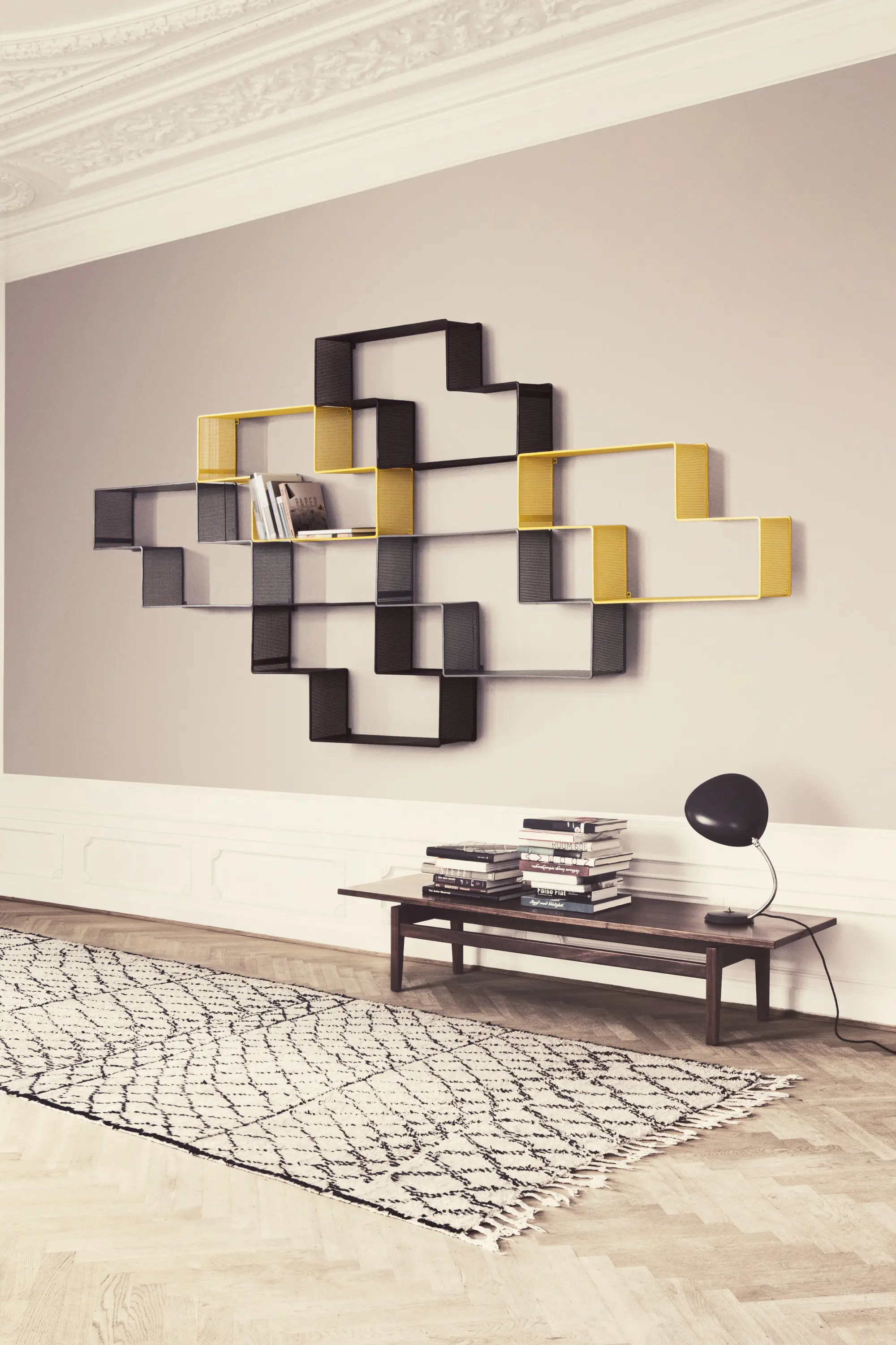 GUBI - Cobra Table lamp | Vintage Red