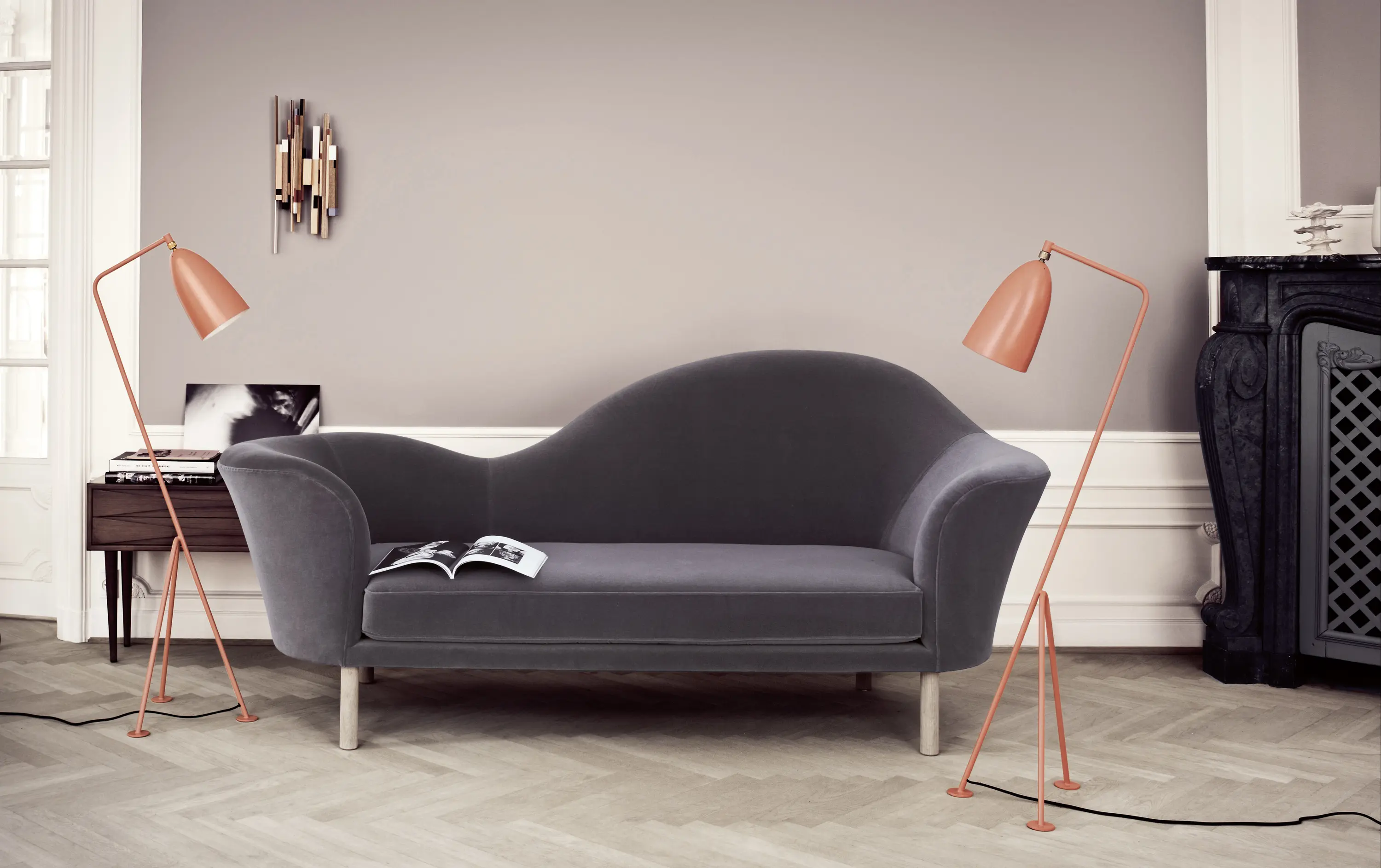 GUBI - Gräshoppa Floor lamp | Jetblack