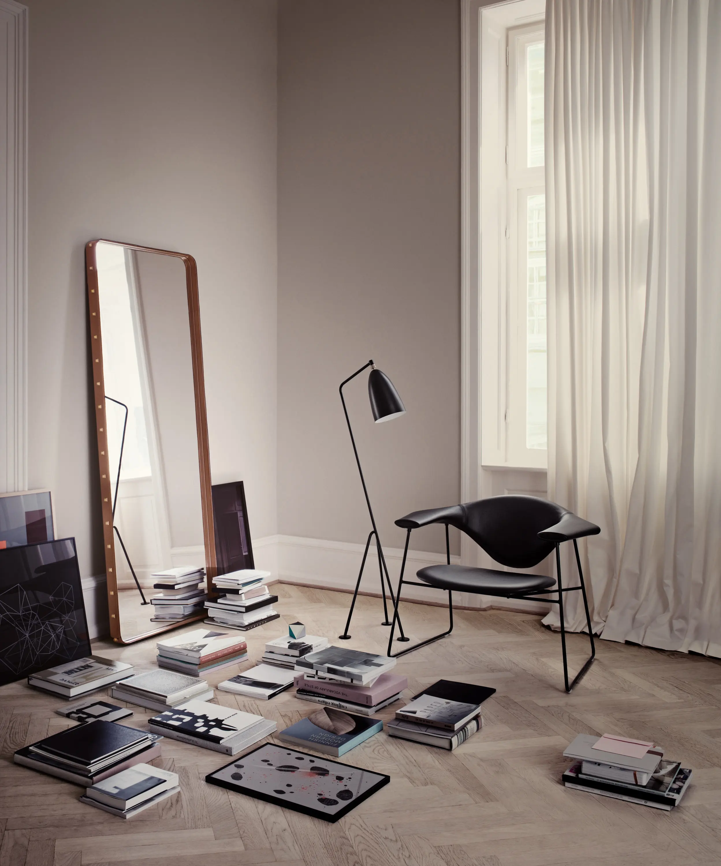 GUBI - Gräshoppa Floor lamp | Jetblack