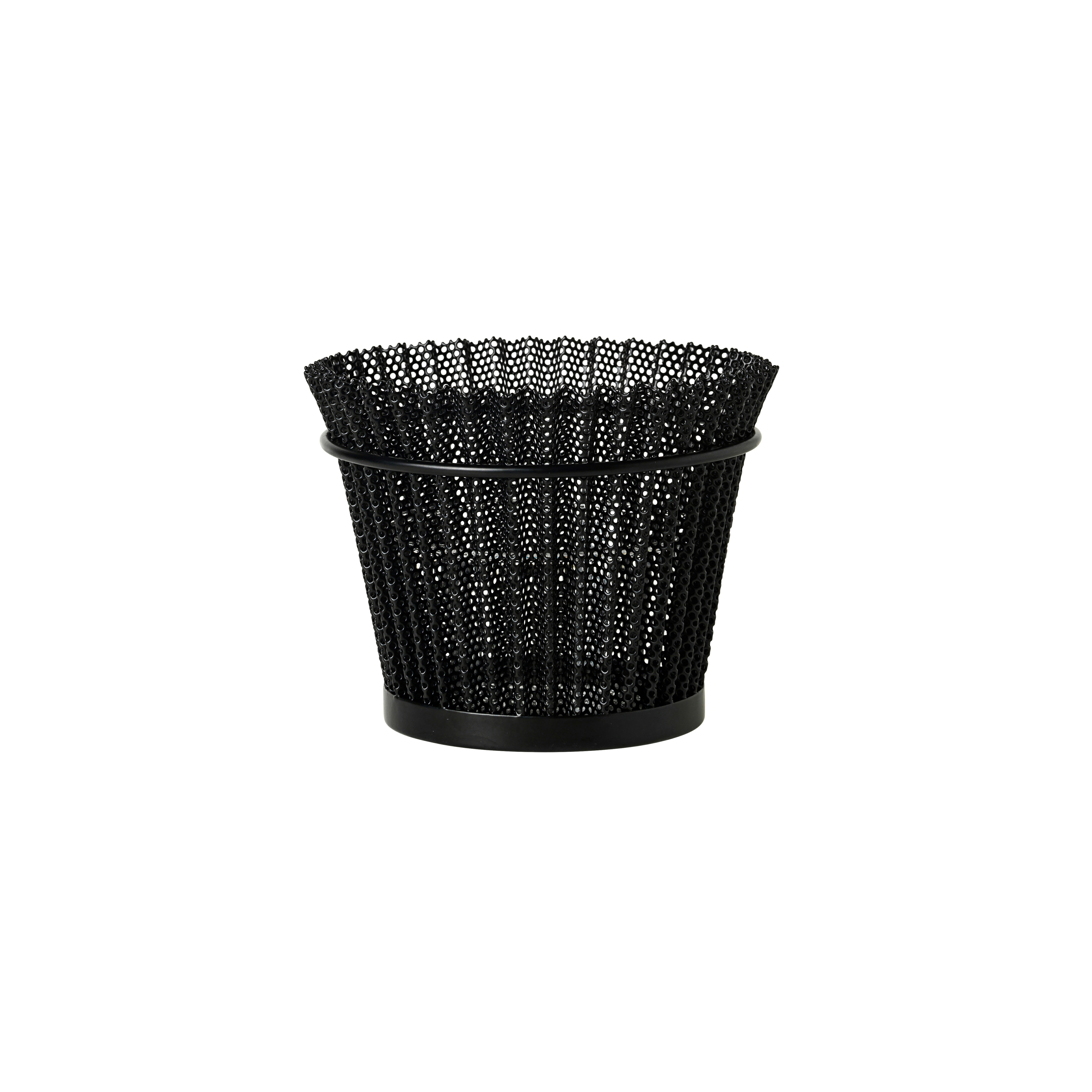 Afficher le produit Matégot Flower Pot - Ø15 cm du fabricant GUBI
