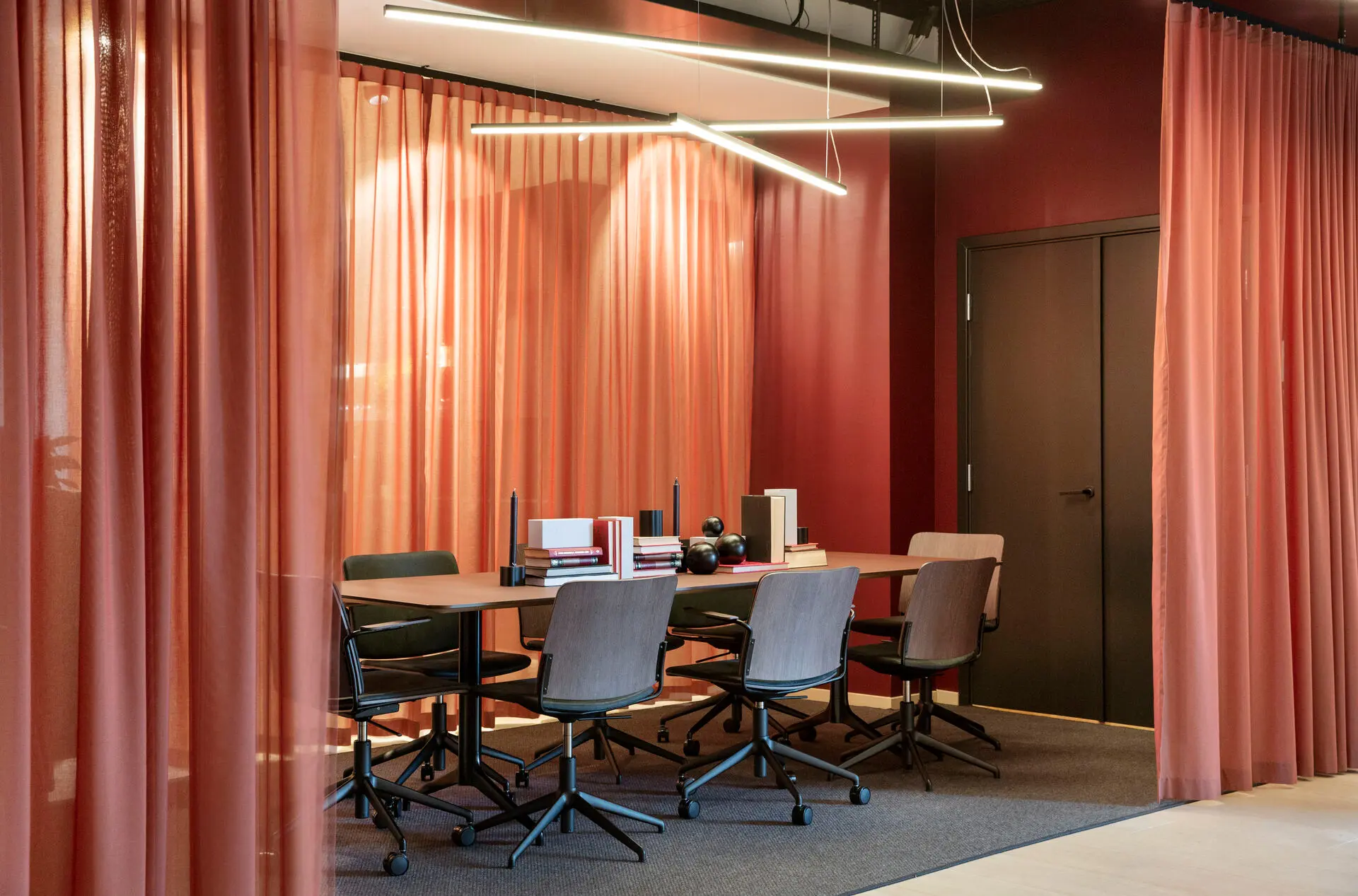 Fora Form - Atrium Focus, glides, fixed seat cushion, veneer back rest