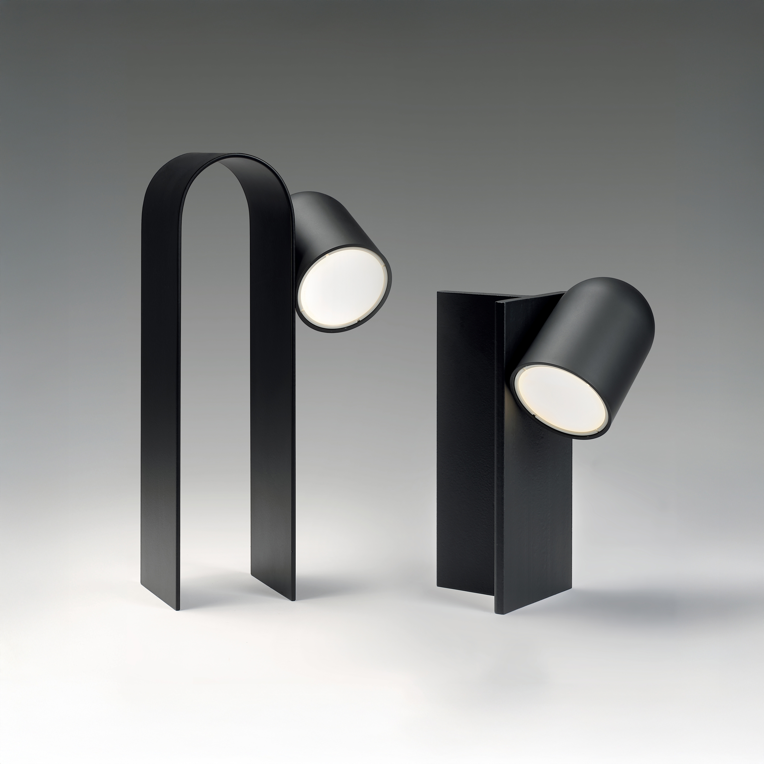 Afficher le produit Perdue Table Arc 30 / T-Bar | Matt Black du fabricant LUMINA