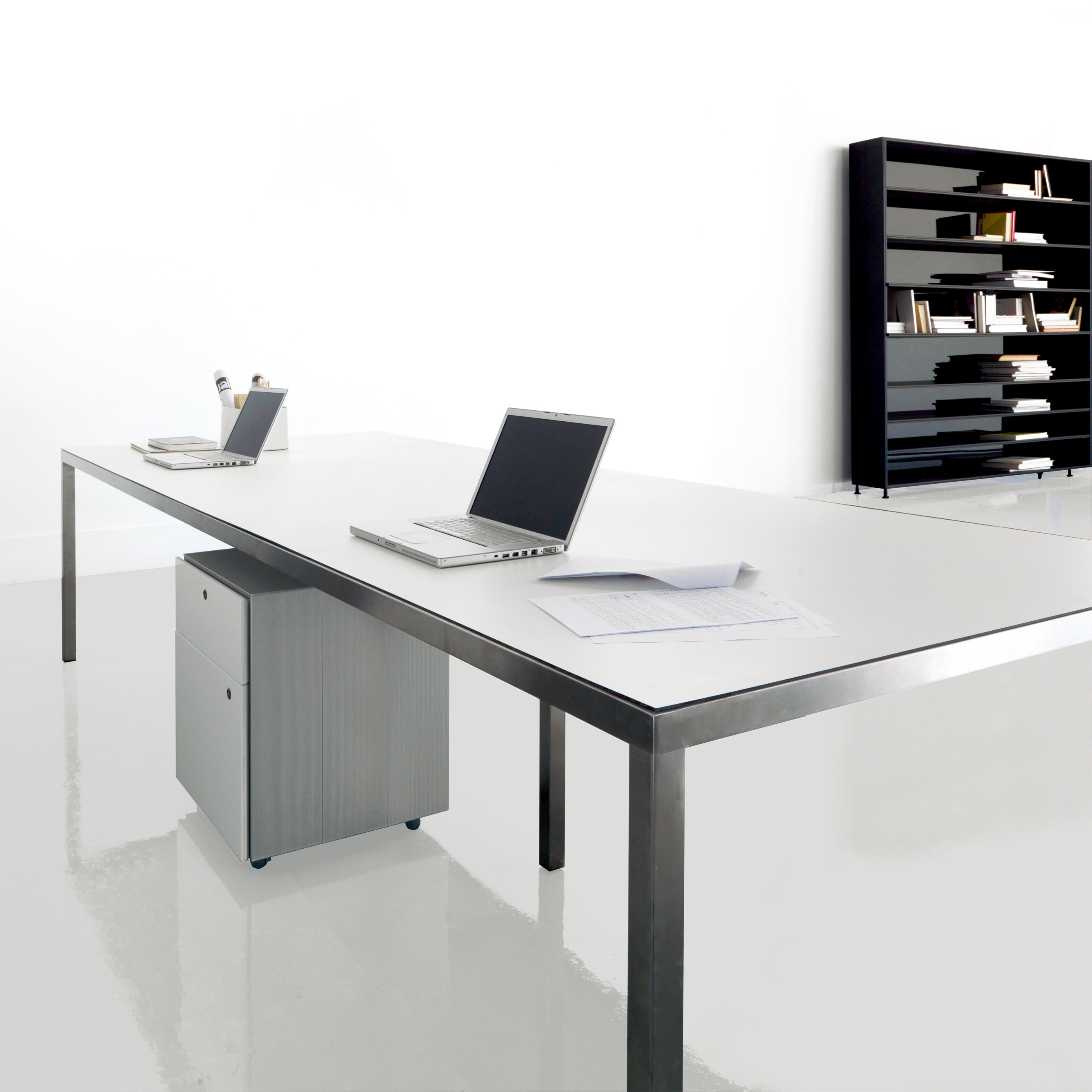 CUATRO TABLES & COMPLEMENTS