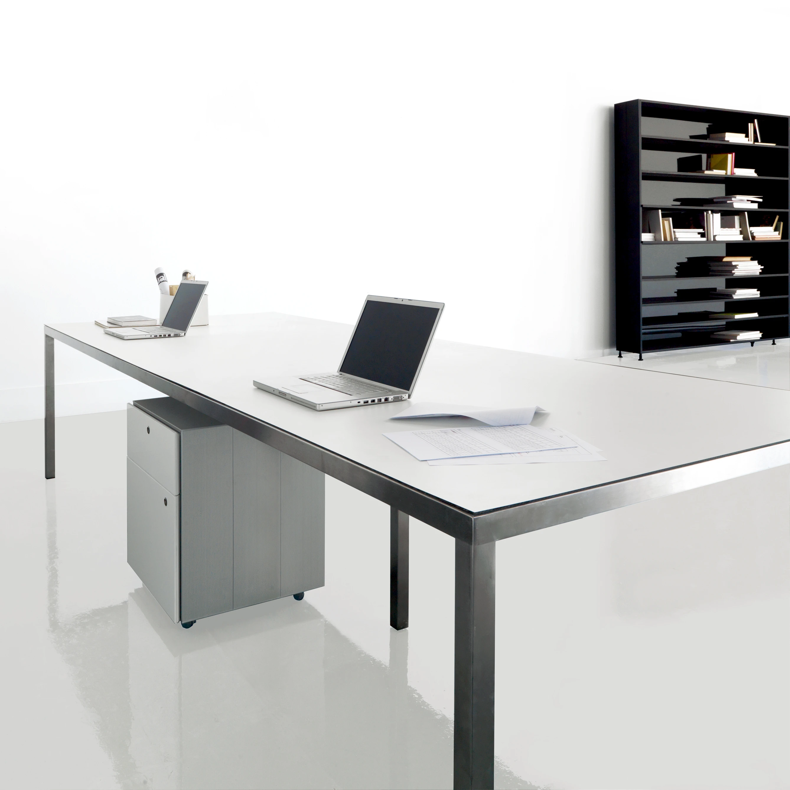 CUATRO TABLES & COMPLEMENTS