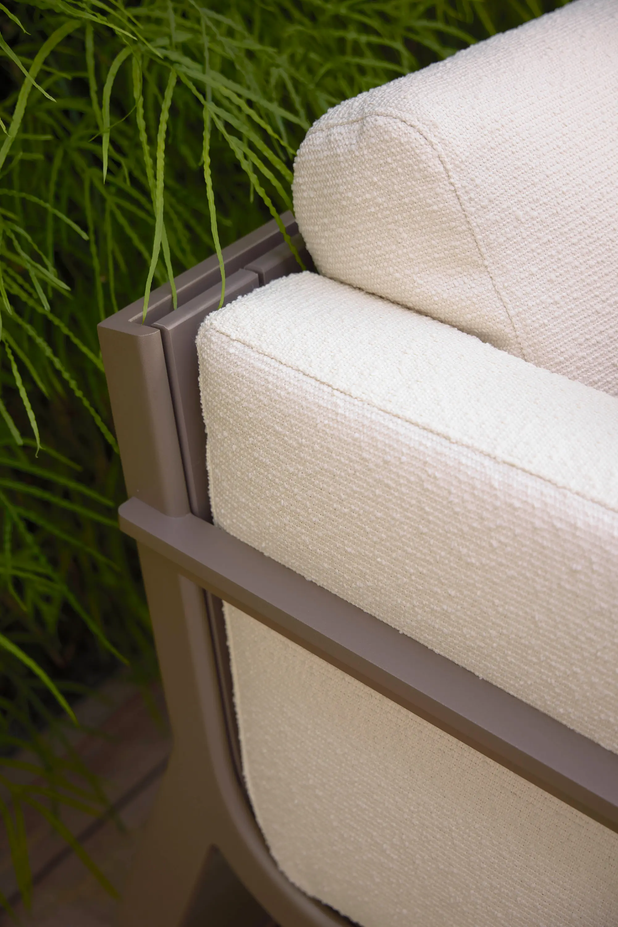 GANDIABLASCO - Flat Hocker mit Rückenlehne