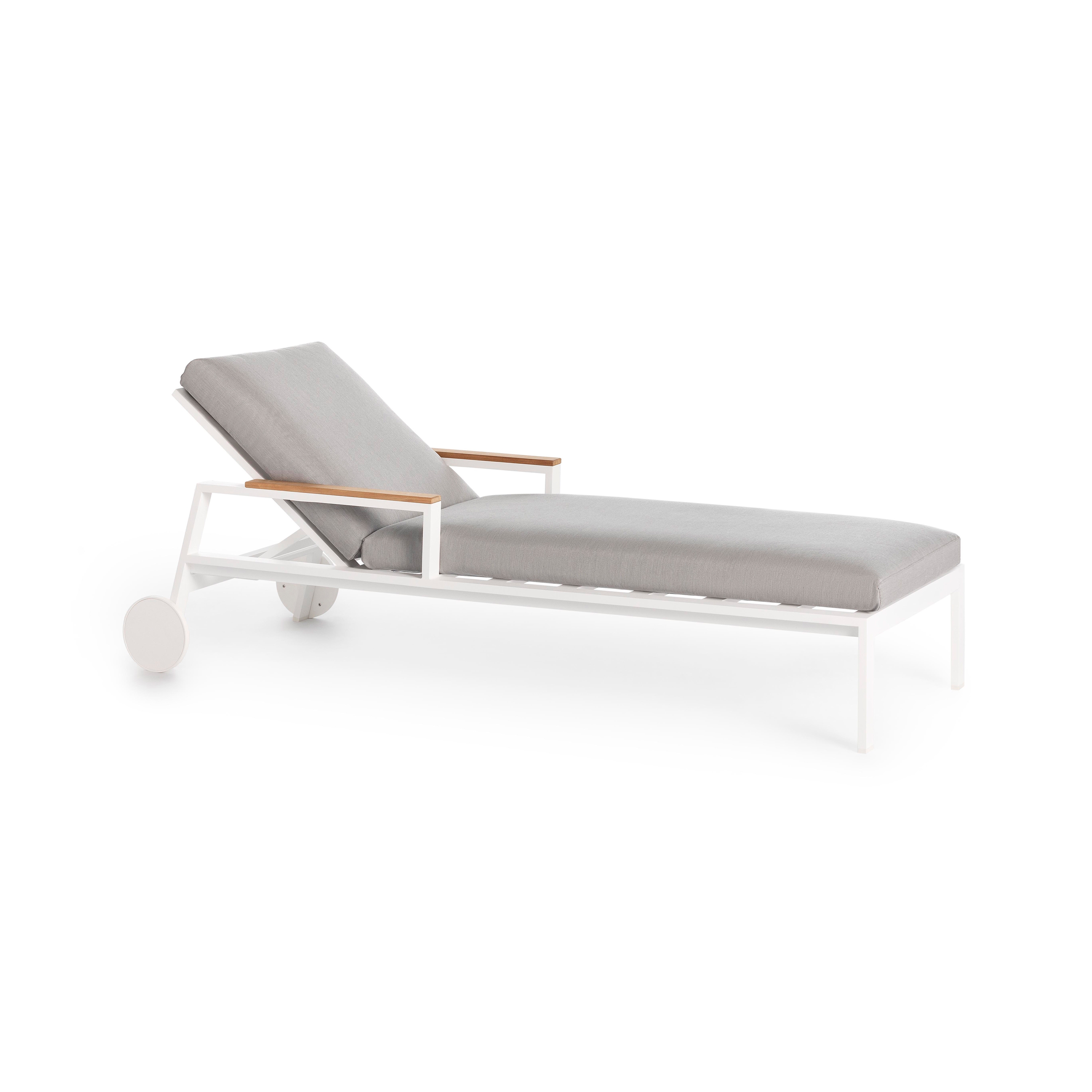 Timeless Chaiselongue with Arms & Wheels