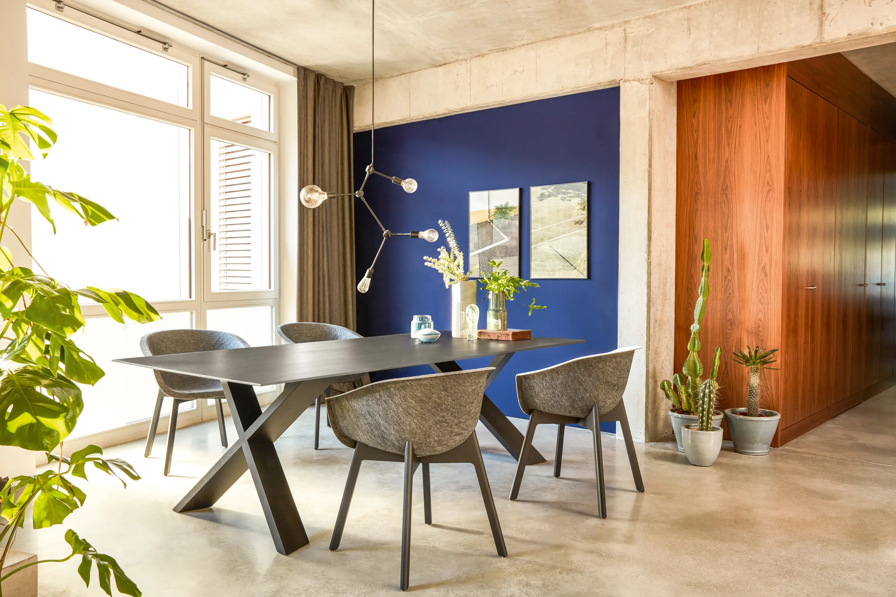 conmoto - X-Man table