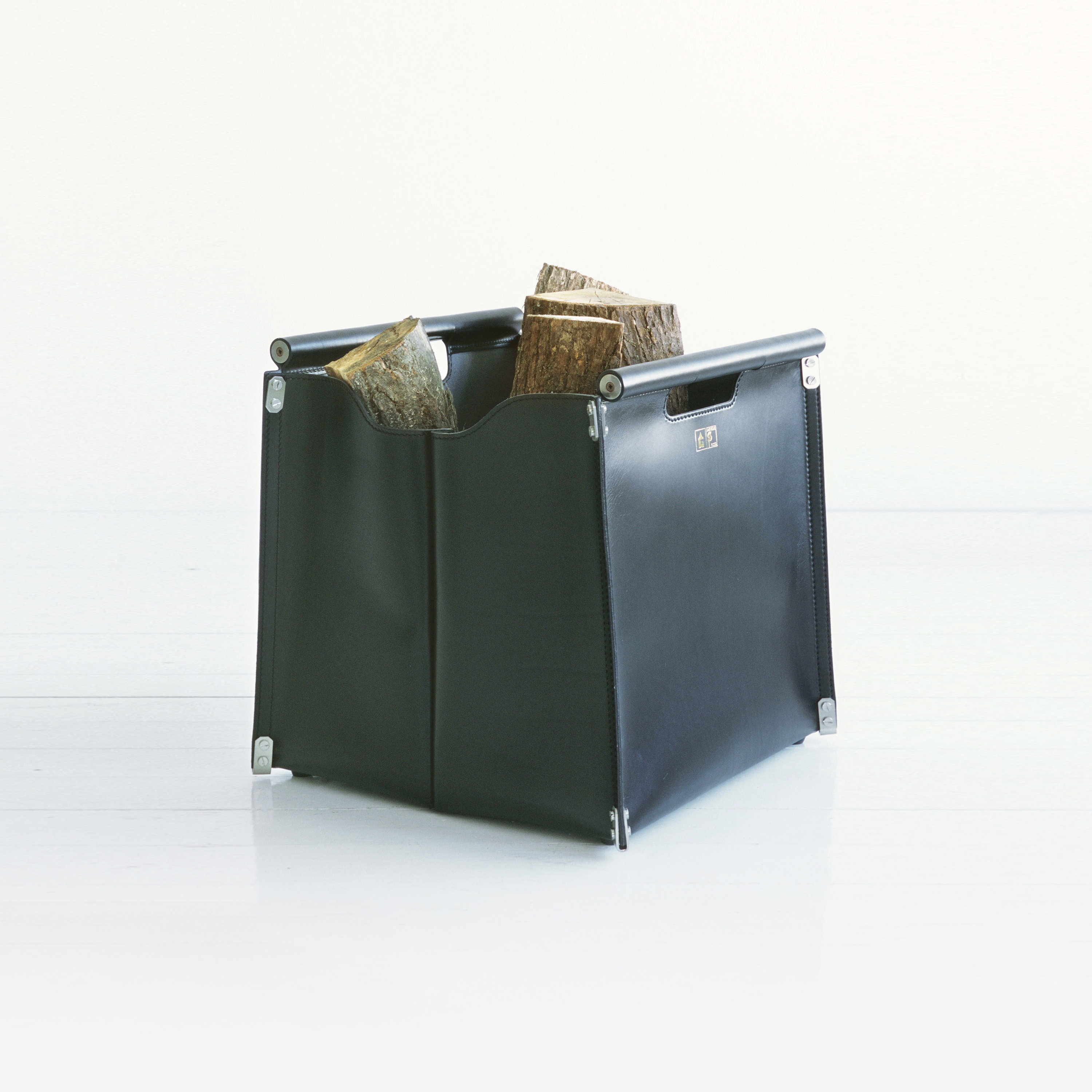 Display product Borsa Lato 45 Leather Container from manufacturer conmoto