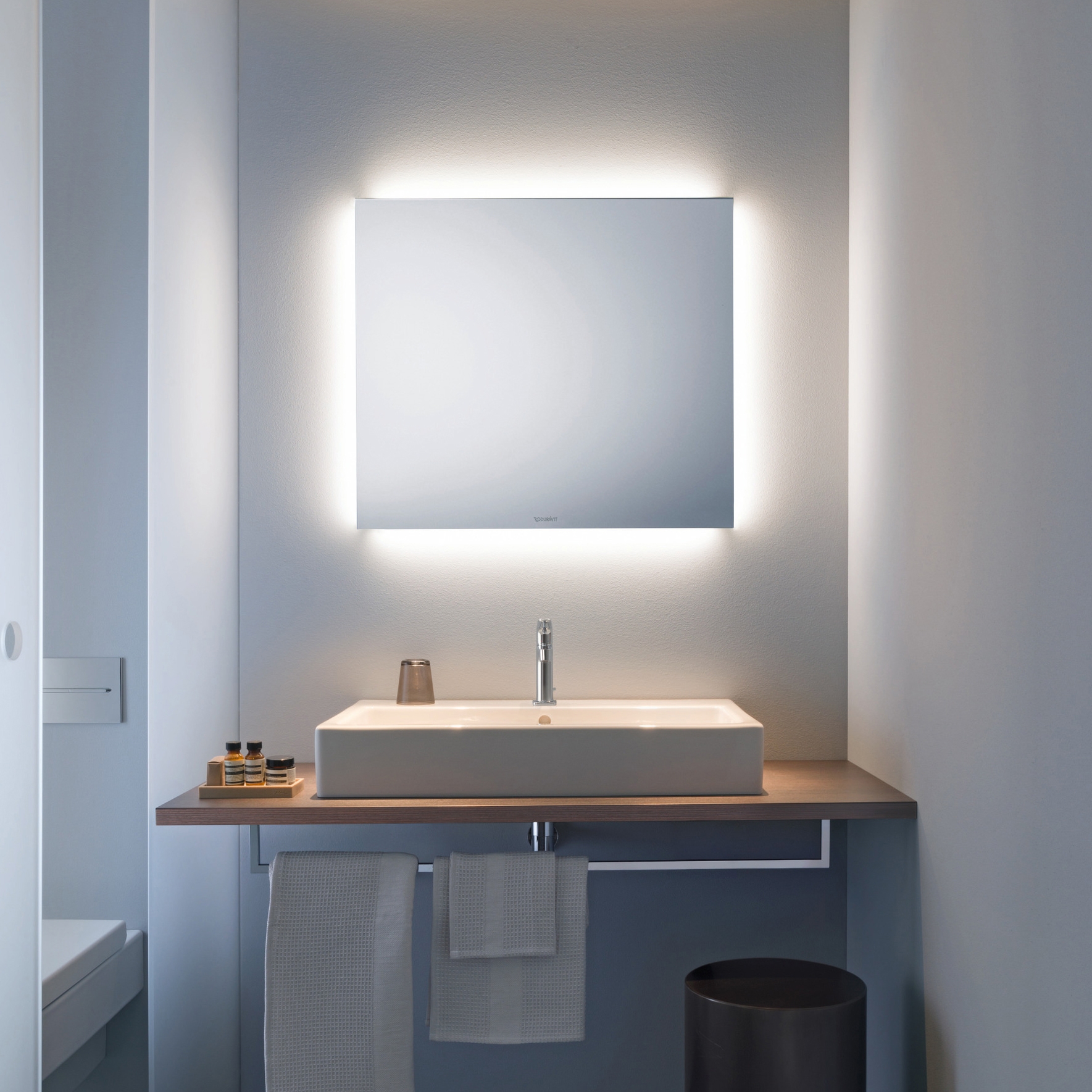MIRROR AND LIGHTING