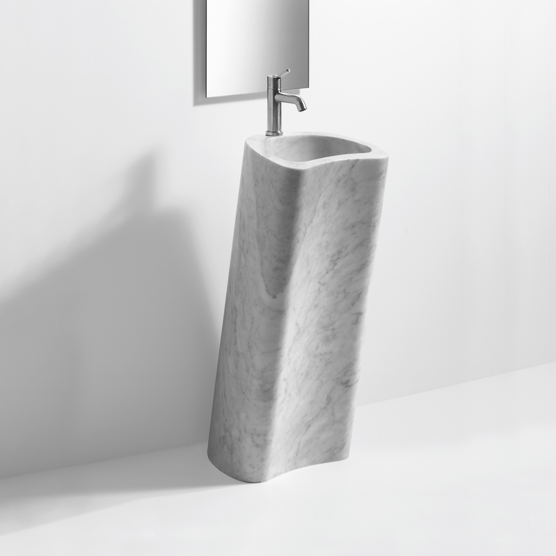 Mostra il prodotto Lito 2 - CER732 free-standing washbasin in carrara marble del produttore Agape