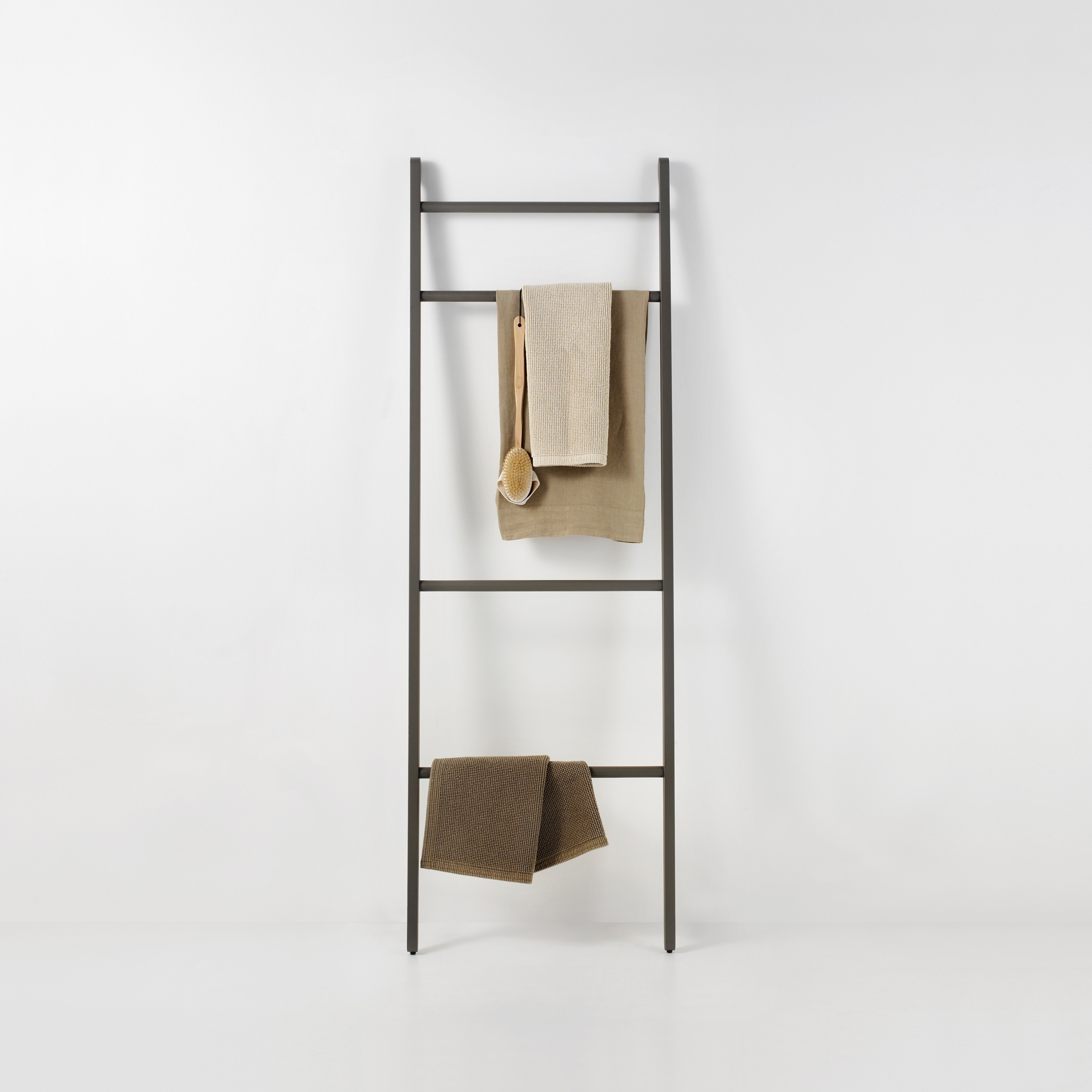 Produkt Stairs - COM531 towel rack in oak wood, green finish des Herstellers Agape anzeigen
