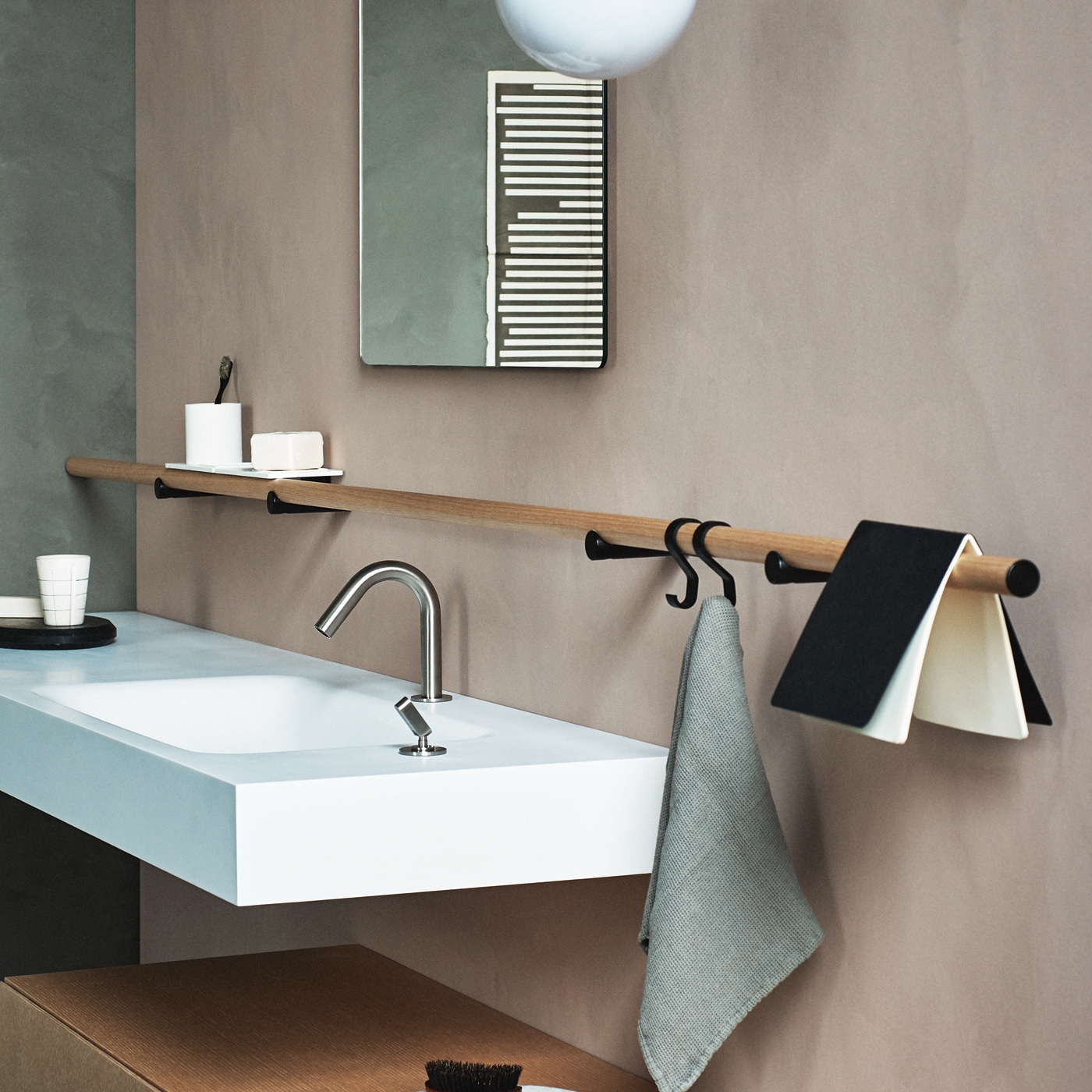 Afficher le produit Dot Line du fabricant Agape