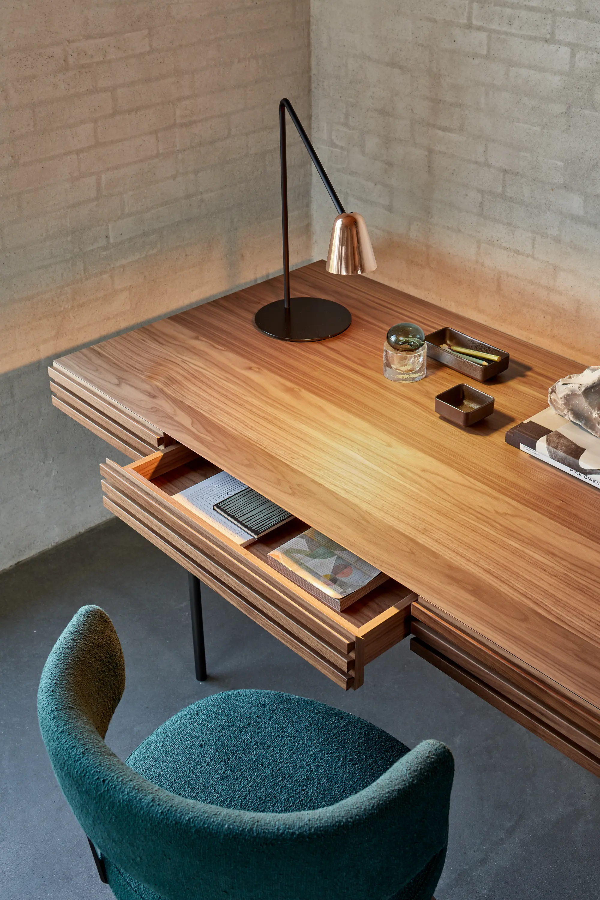 more - Harri | Desk